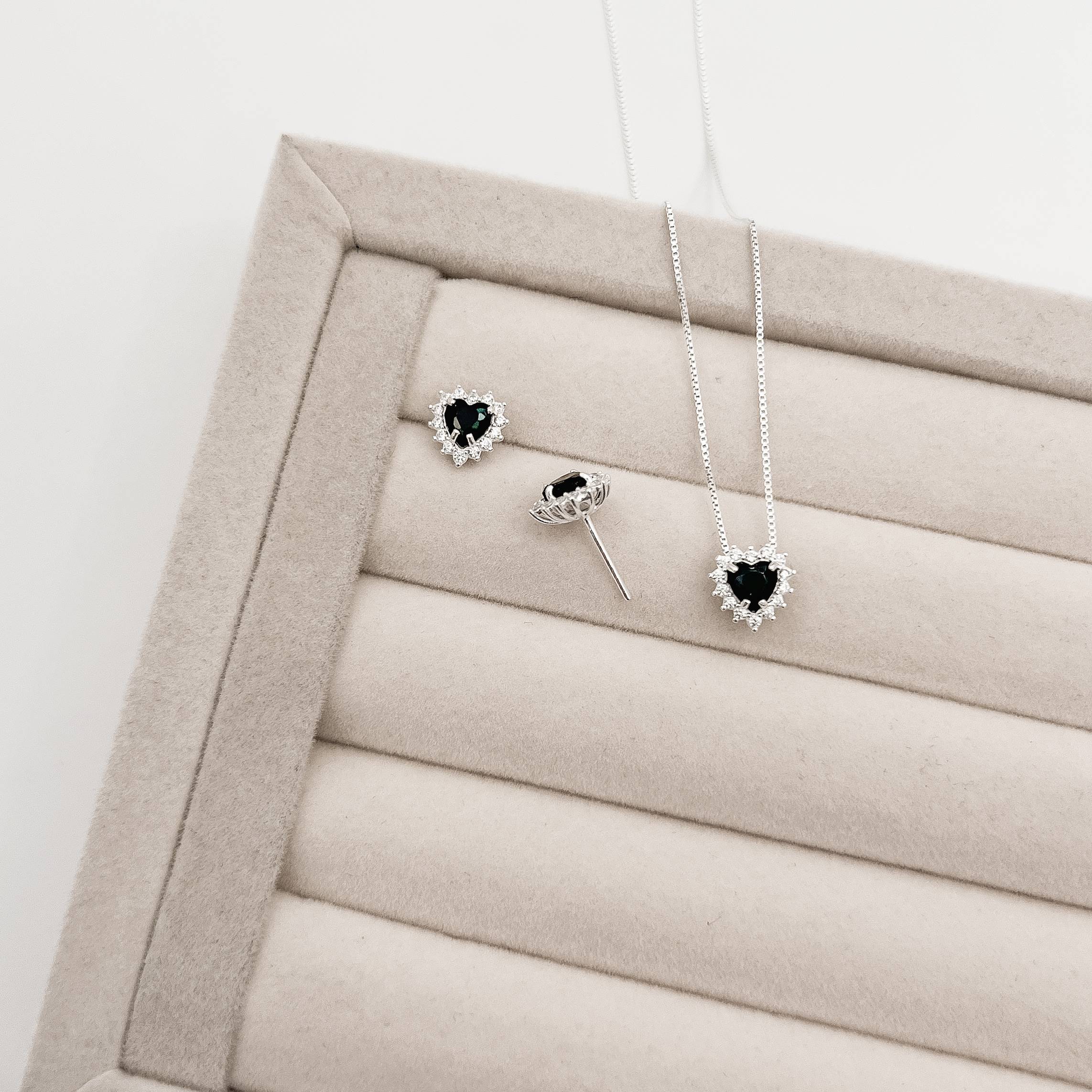 Imagem Conjunto brinco e colar zircônia coração ônix com cravejado 9mm 45cm