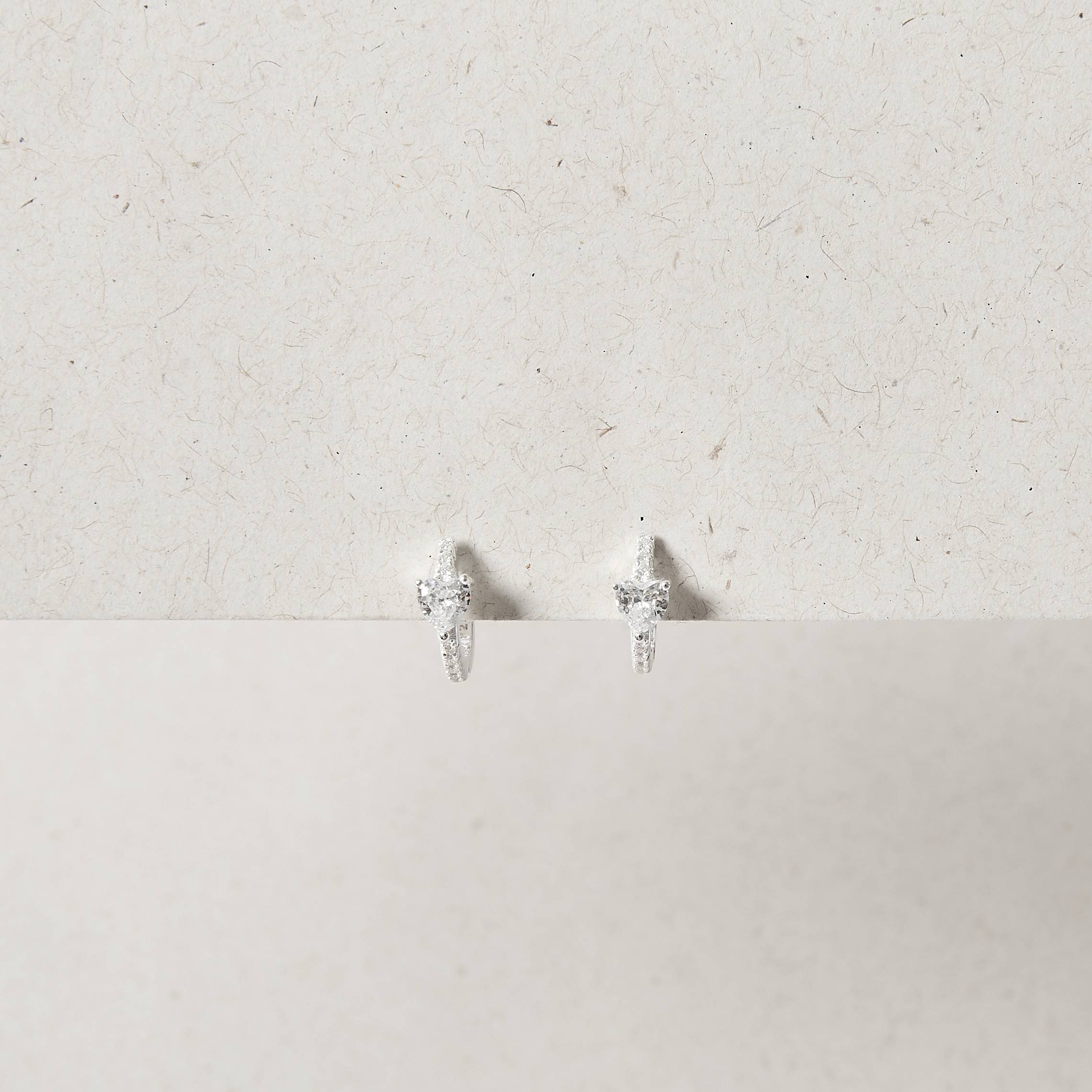 Argola click zircônia coração com cravejado 12mm