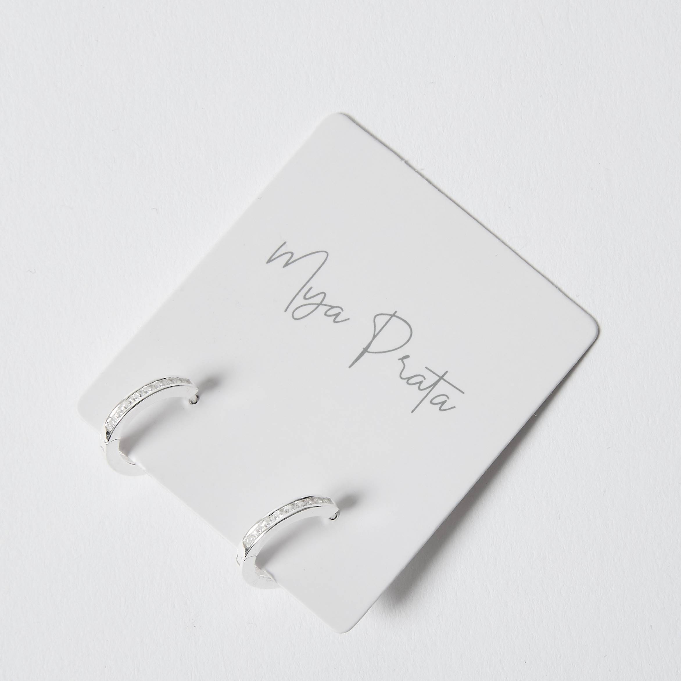 Argola click redonda cravejada 13mm detalhe corações