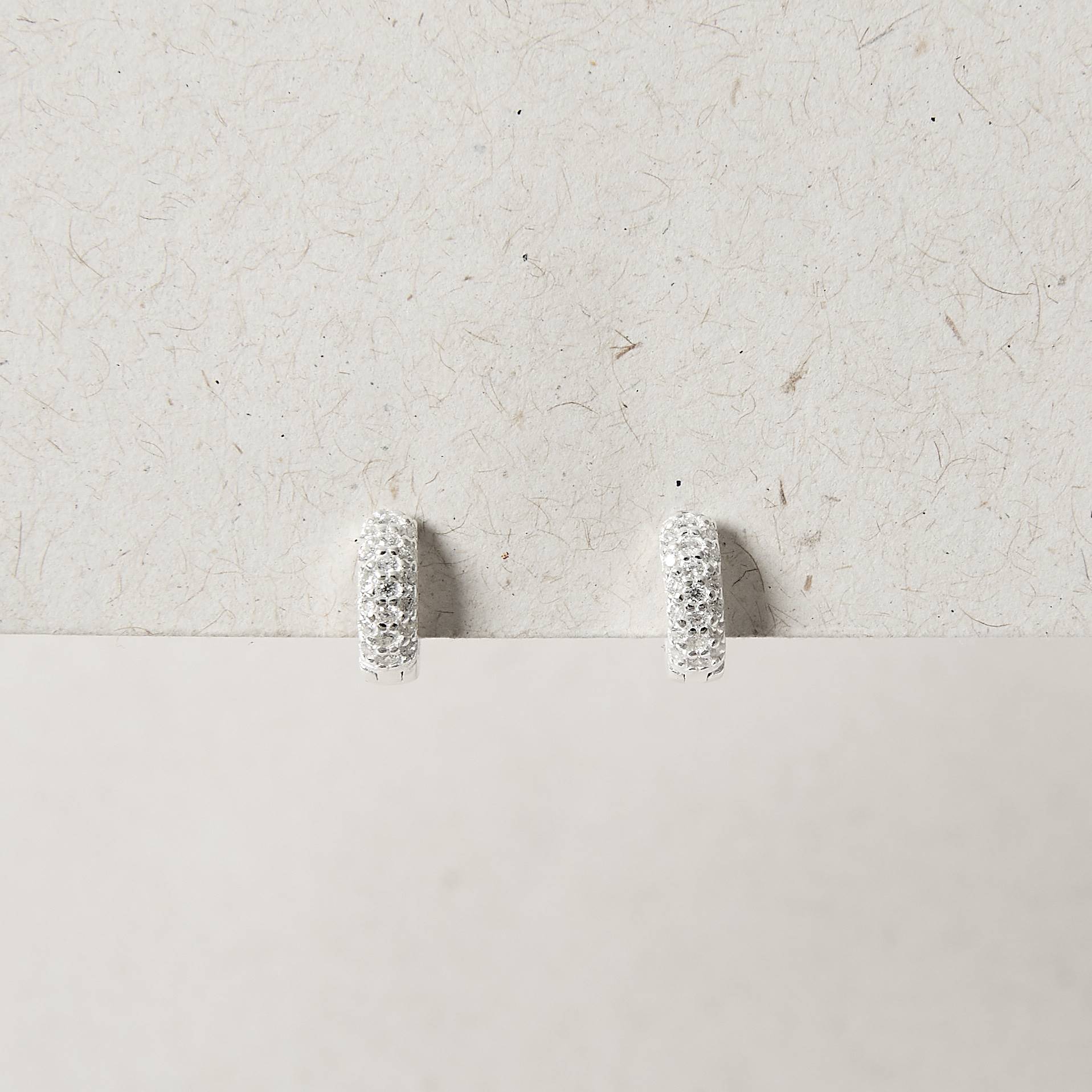 Imagem Secundária Argola click triplo cravejado 9mm detalhe corações