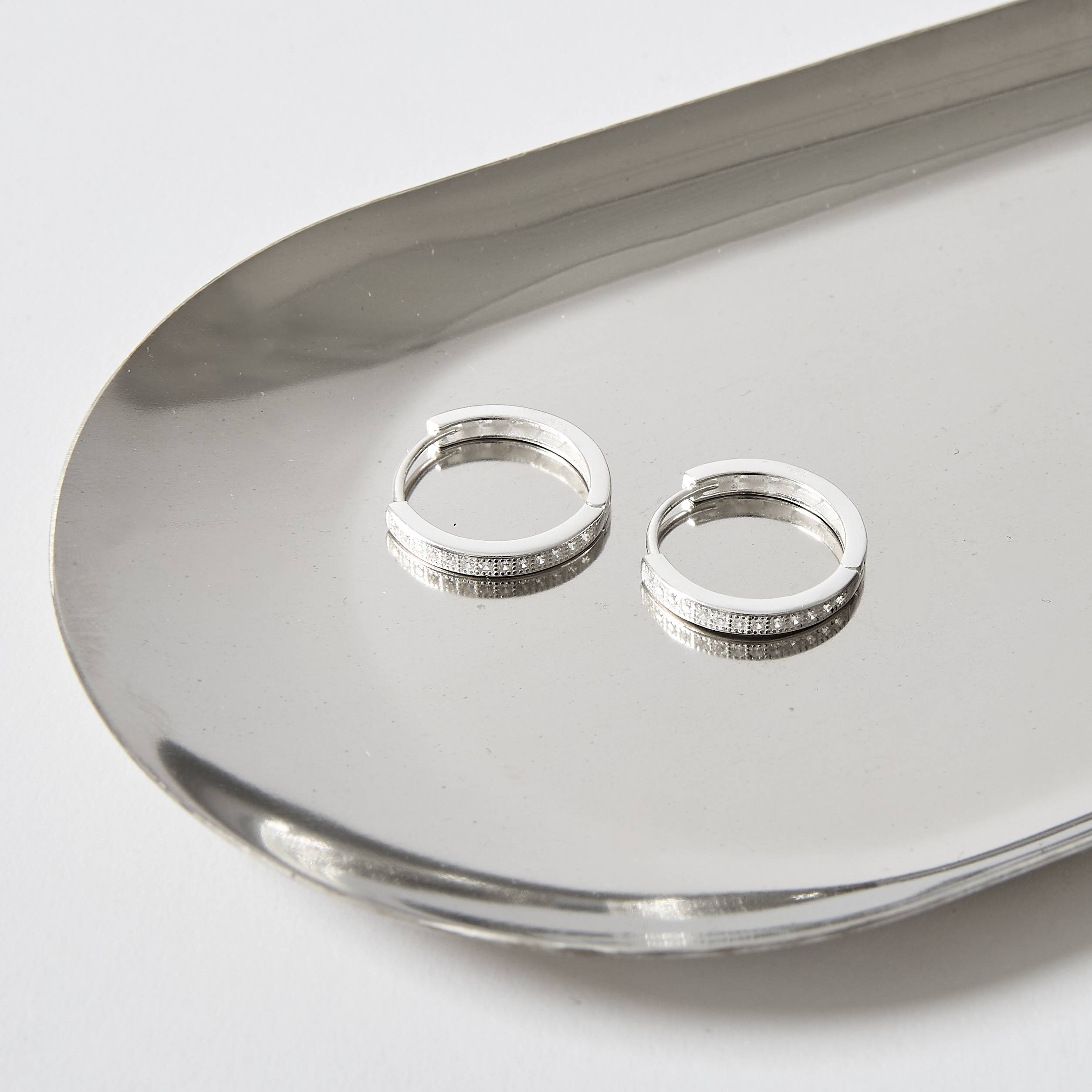 Argola click cravejada 17mm detalhe estrelas vazadas