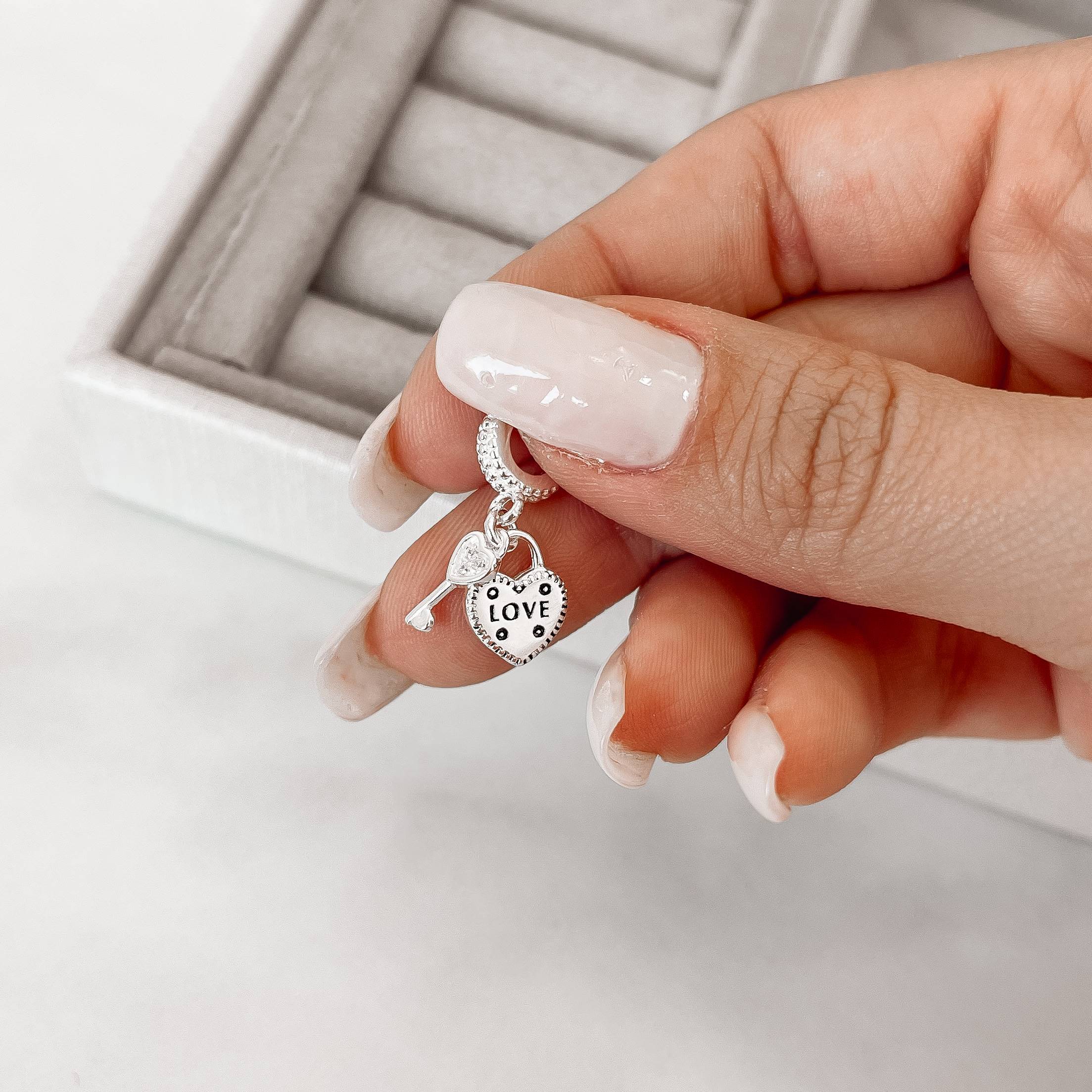 Imagem Secundária Berloque pingente chave cravejada e cadeado coração escrito love resina