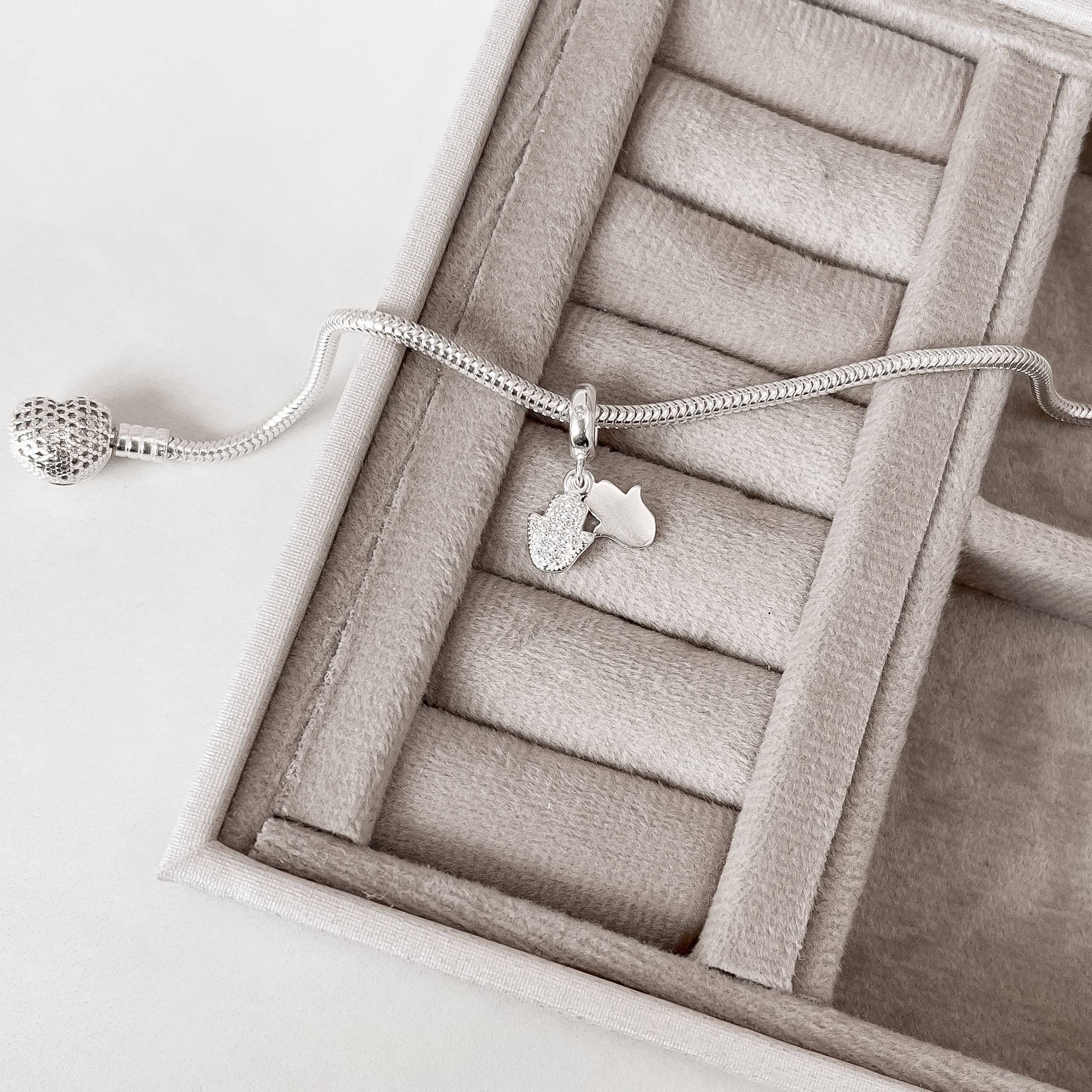 Berloque pingente mão lisa e cravejada 8mm