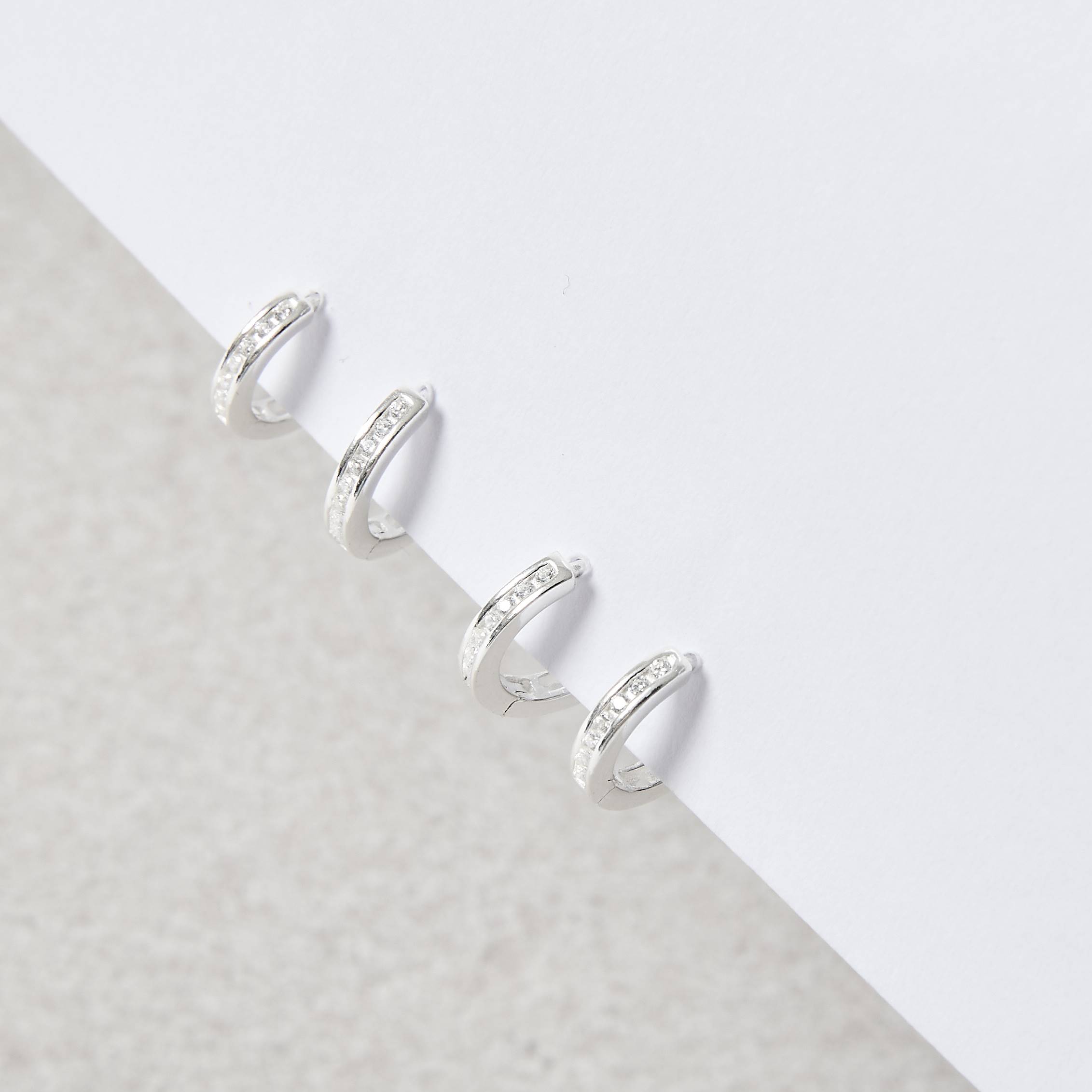 Imagem Dupla argolas click redonda cravejada 11 e 13mm detalhe corações