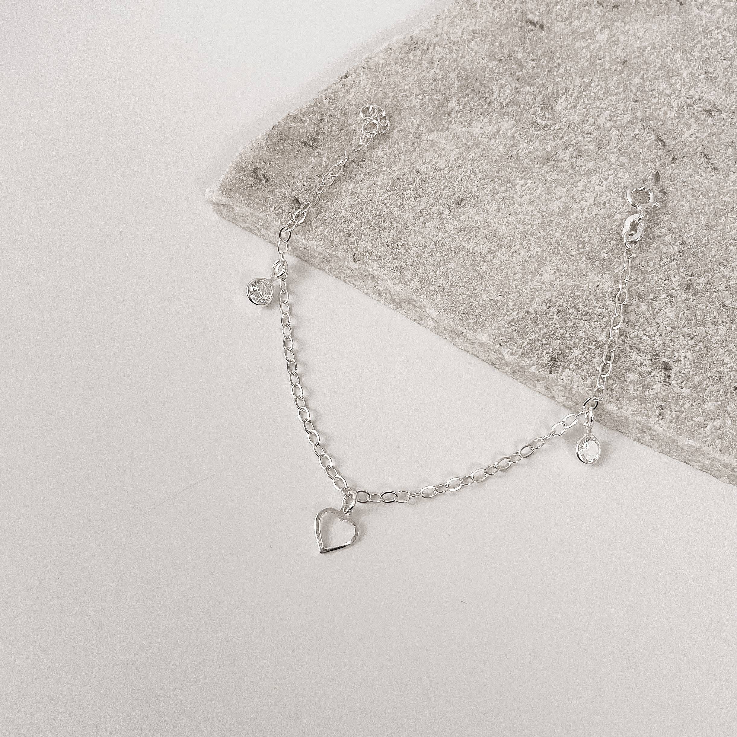 Imagem Pulseira pingentes coração vazado e zircônias cristal 5mm corrente cadeado