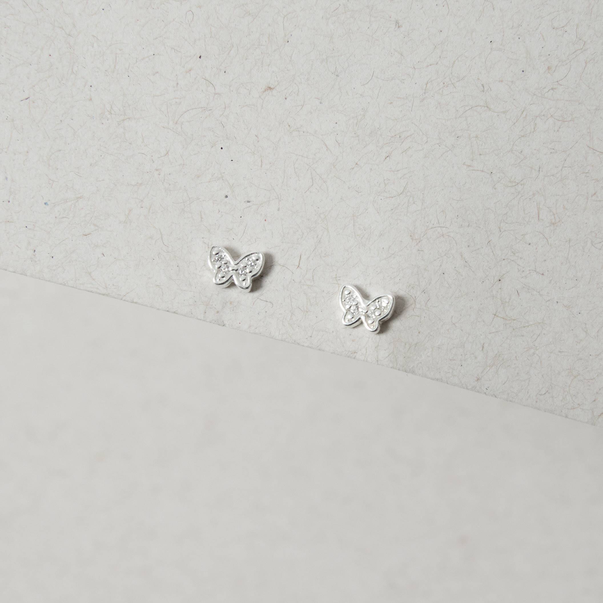 Brinco infantil borboleta cravejada 6mm tarraxa baby