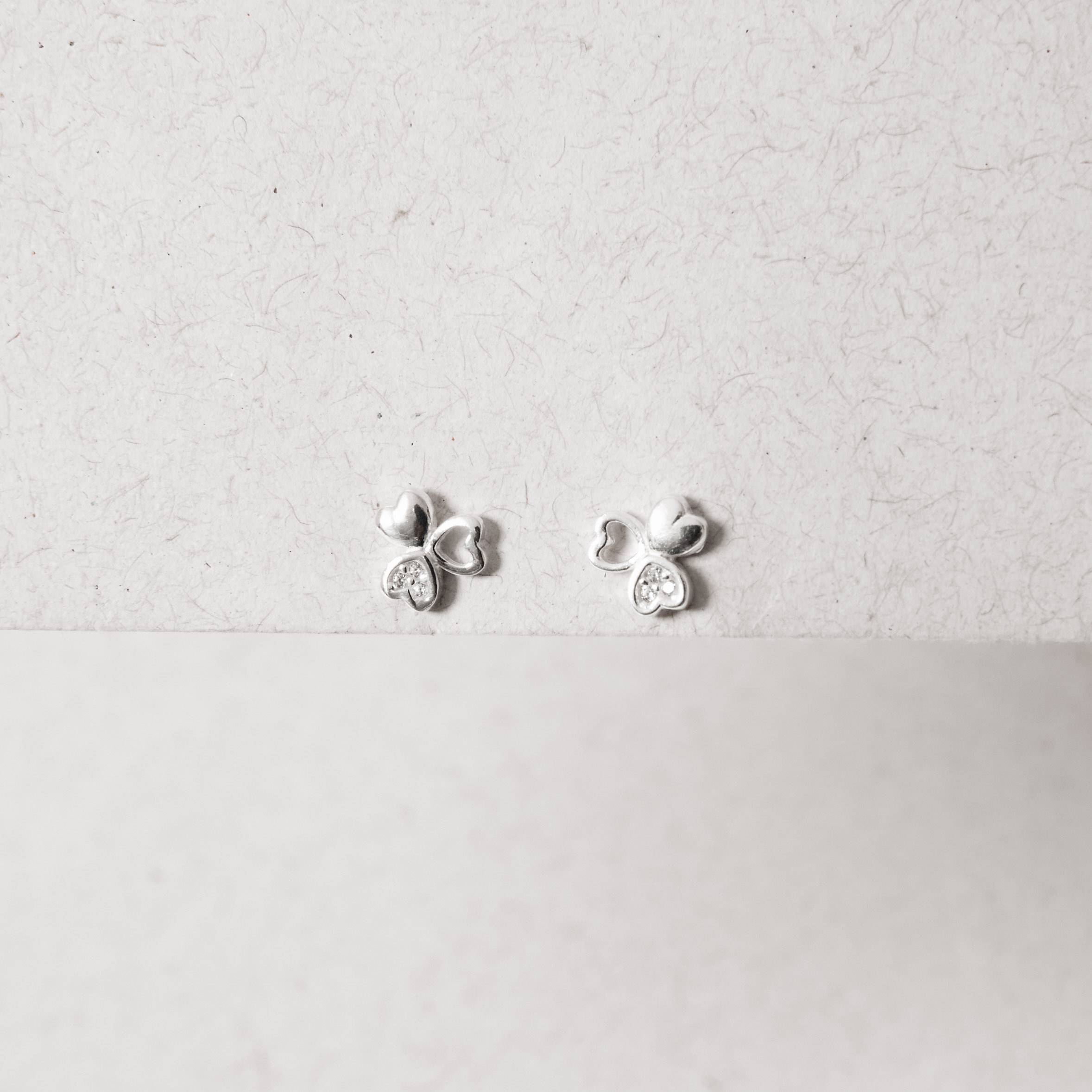 Imagem Brinco infantil corações liso, vazado e cravejado 7mm tarraxa baby