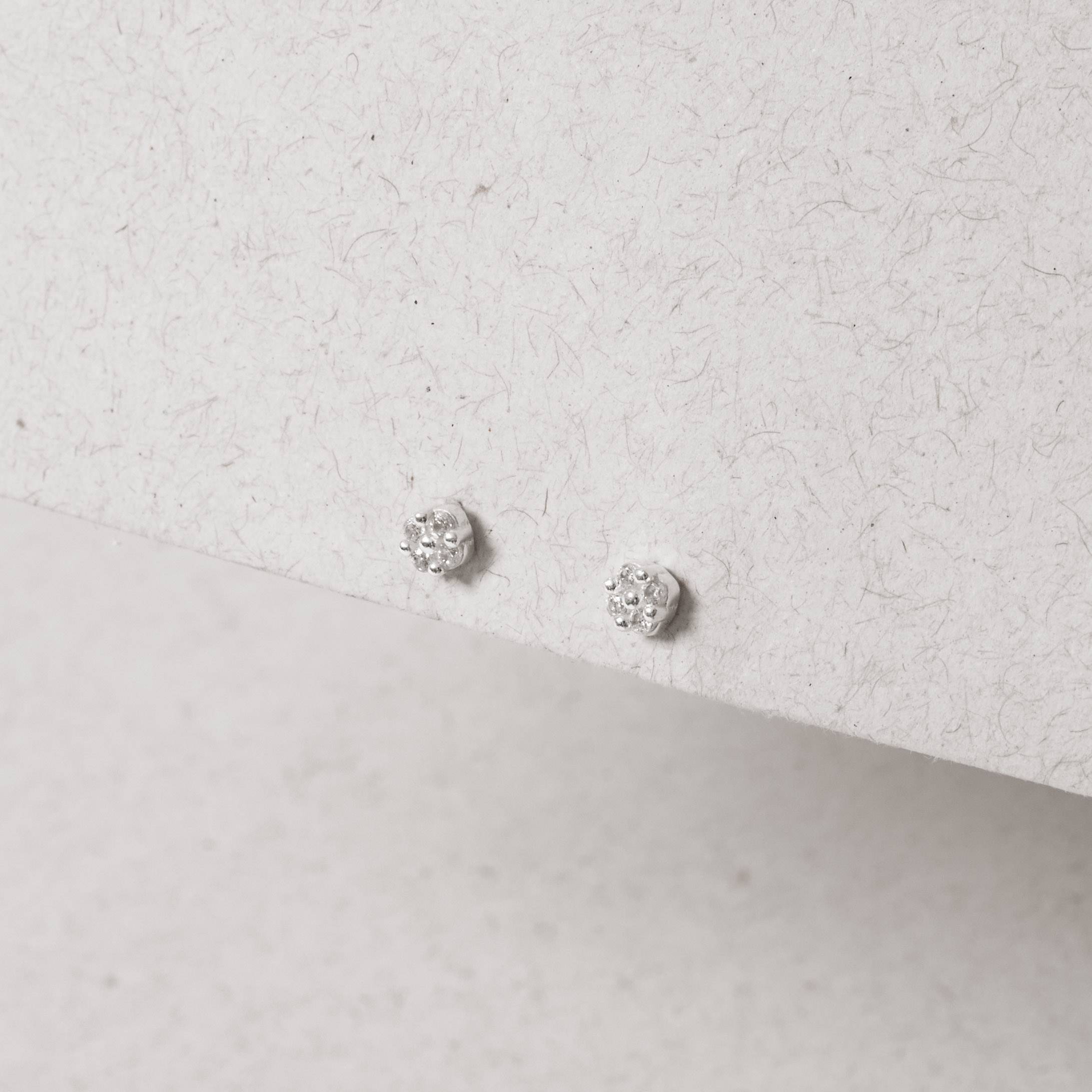 Imagem Brinco infantil quadrado cravejado 4mm tarraxa baby