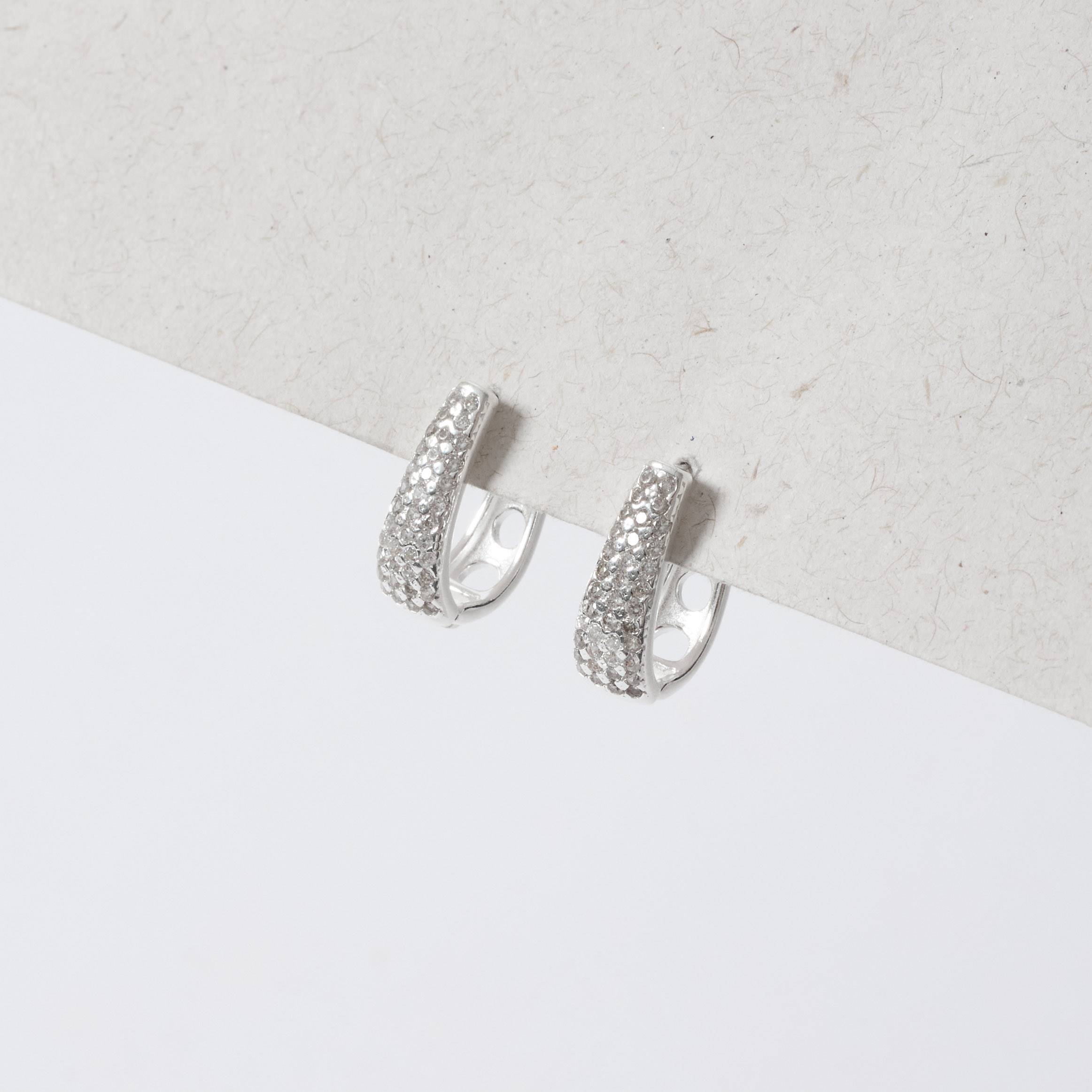 Imagem Secundária Argola click oval cravejada 14mm detalhe vazado