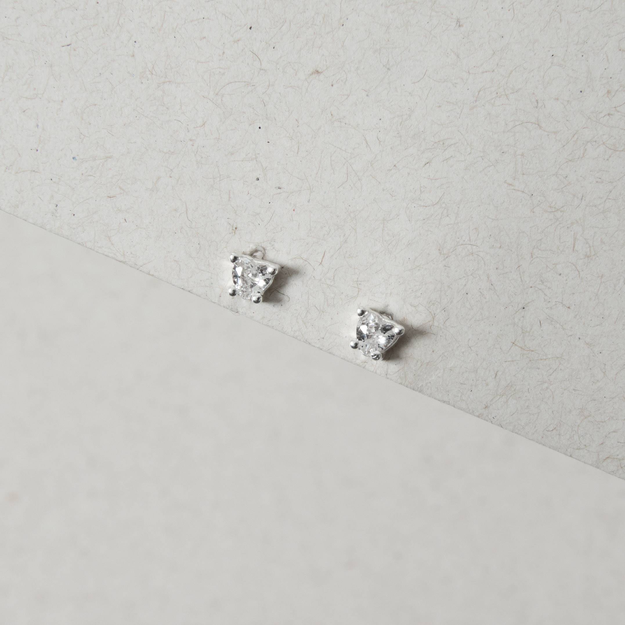 Imagem Brinco infantil zircônia coração 4mm tarraxa baby