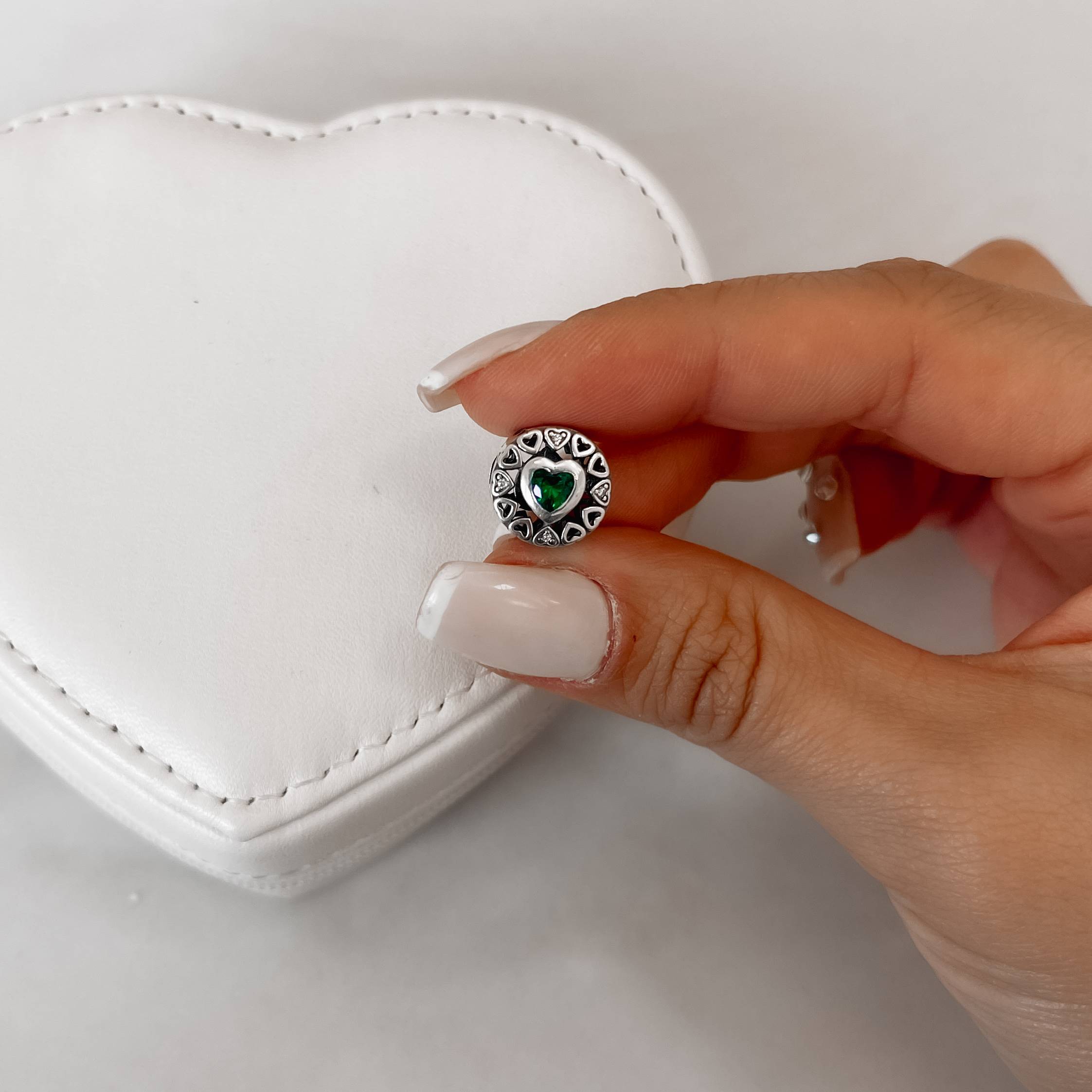 Imagem Berloque separador zircônia coração esmeralda com mini corações vazados e cravejados envelhecido 11mm importado