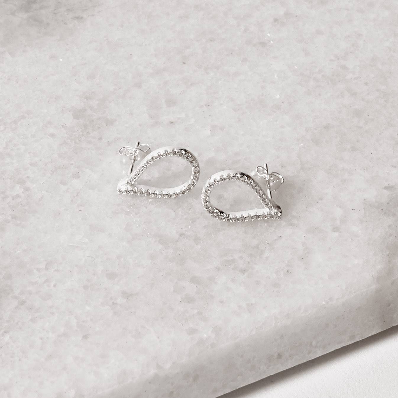 Imagem Brinco gota vazada cravejada 20mm