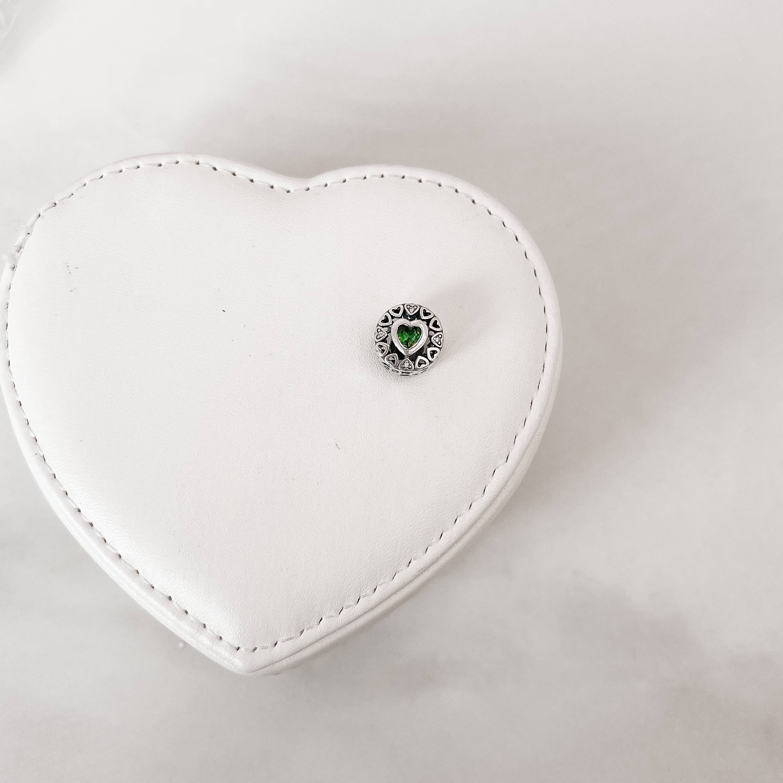 Imagem Secundária Berloque separador zircônia coração esmeralda com mini corações vazados e cravejados envelhecido 11mm importado