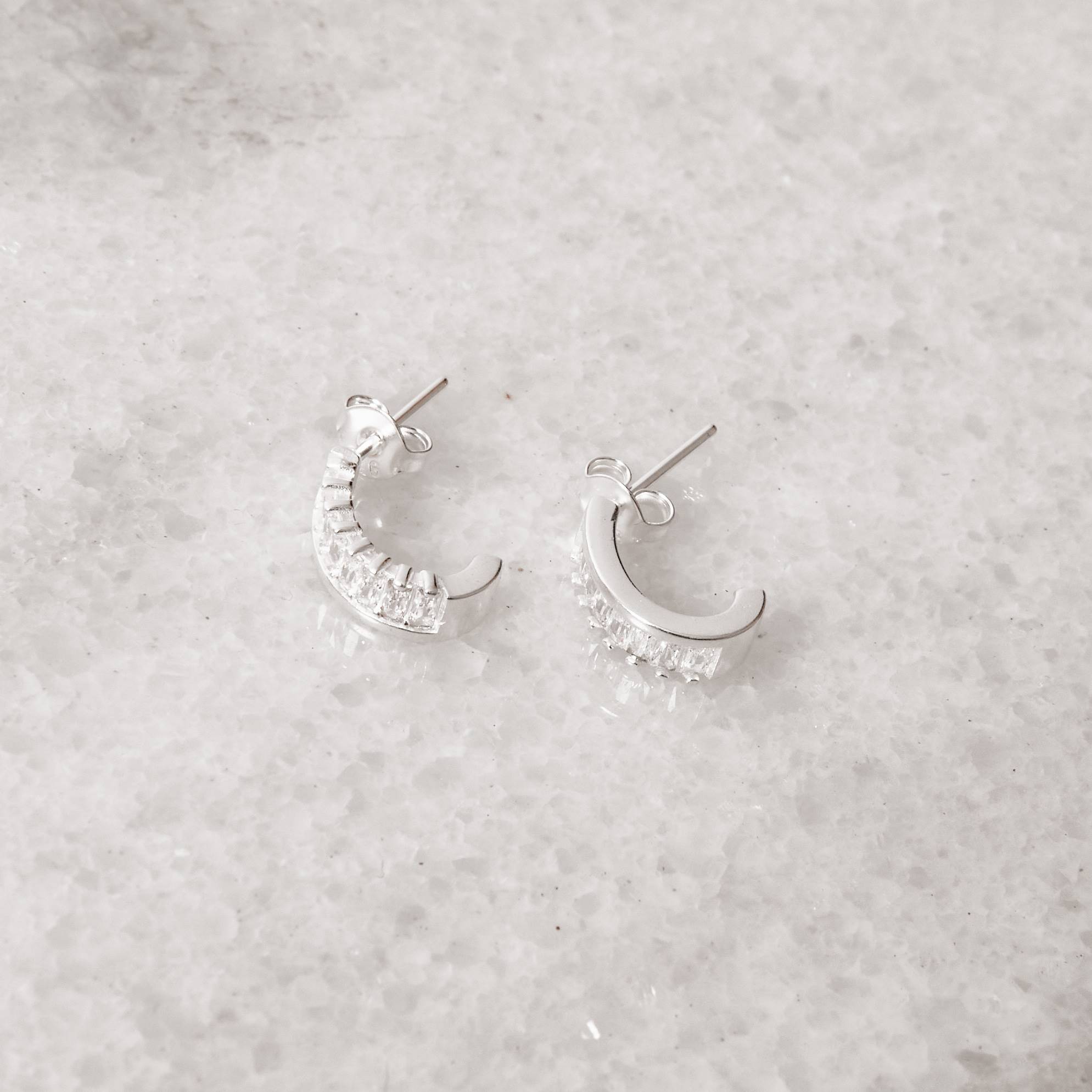 Imagem Brinco meia argola com zircônias retangulares 13mm tarraxa