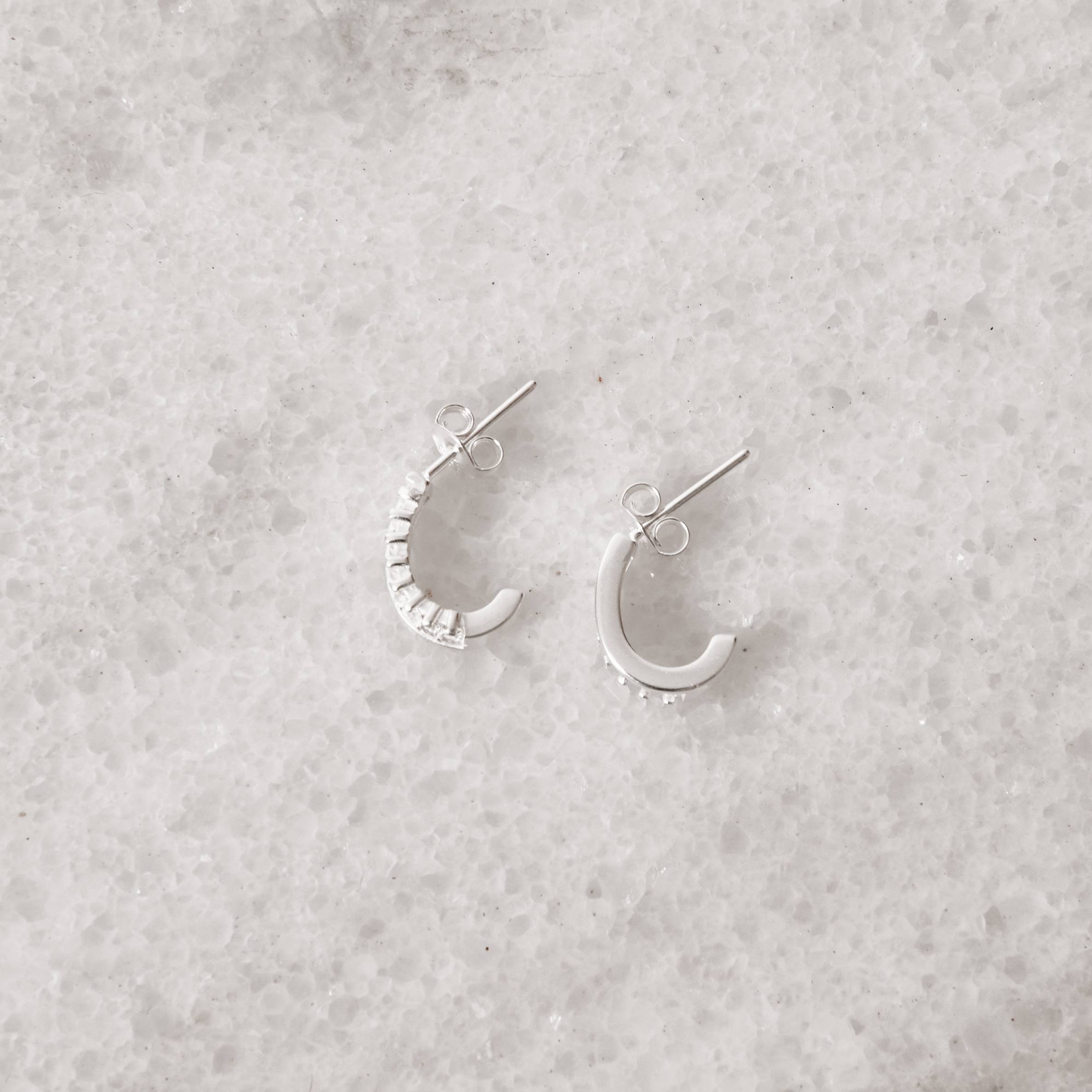 Imagem Secundária Brinco meia argola com zircônias retangulares 13mm tarraxa