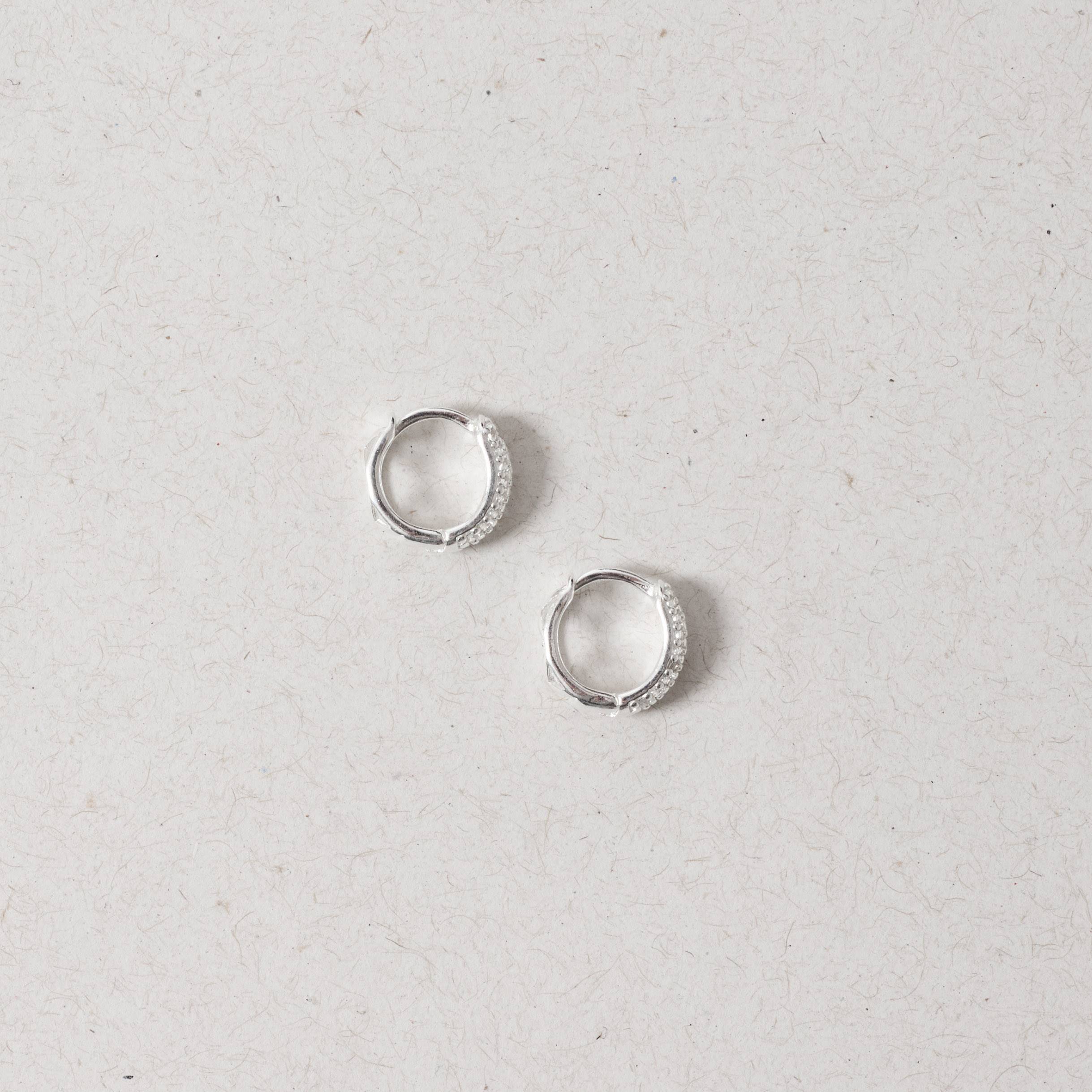 Imagem Secundária Argola click 11mm cravejada detalhe geométrico