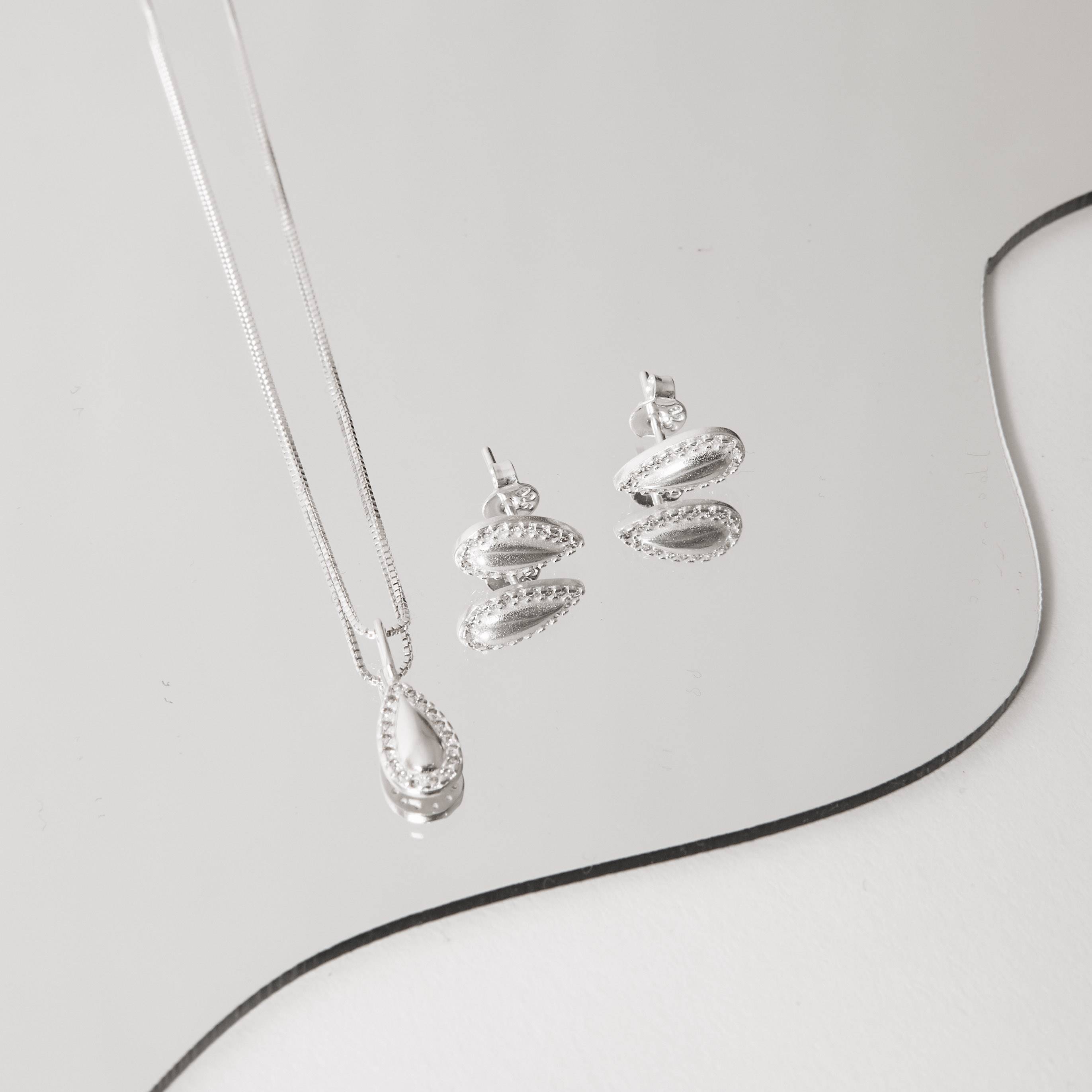 Imagem Conjunto brinco e colar gota com borda cravejada 11mm 45cm