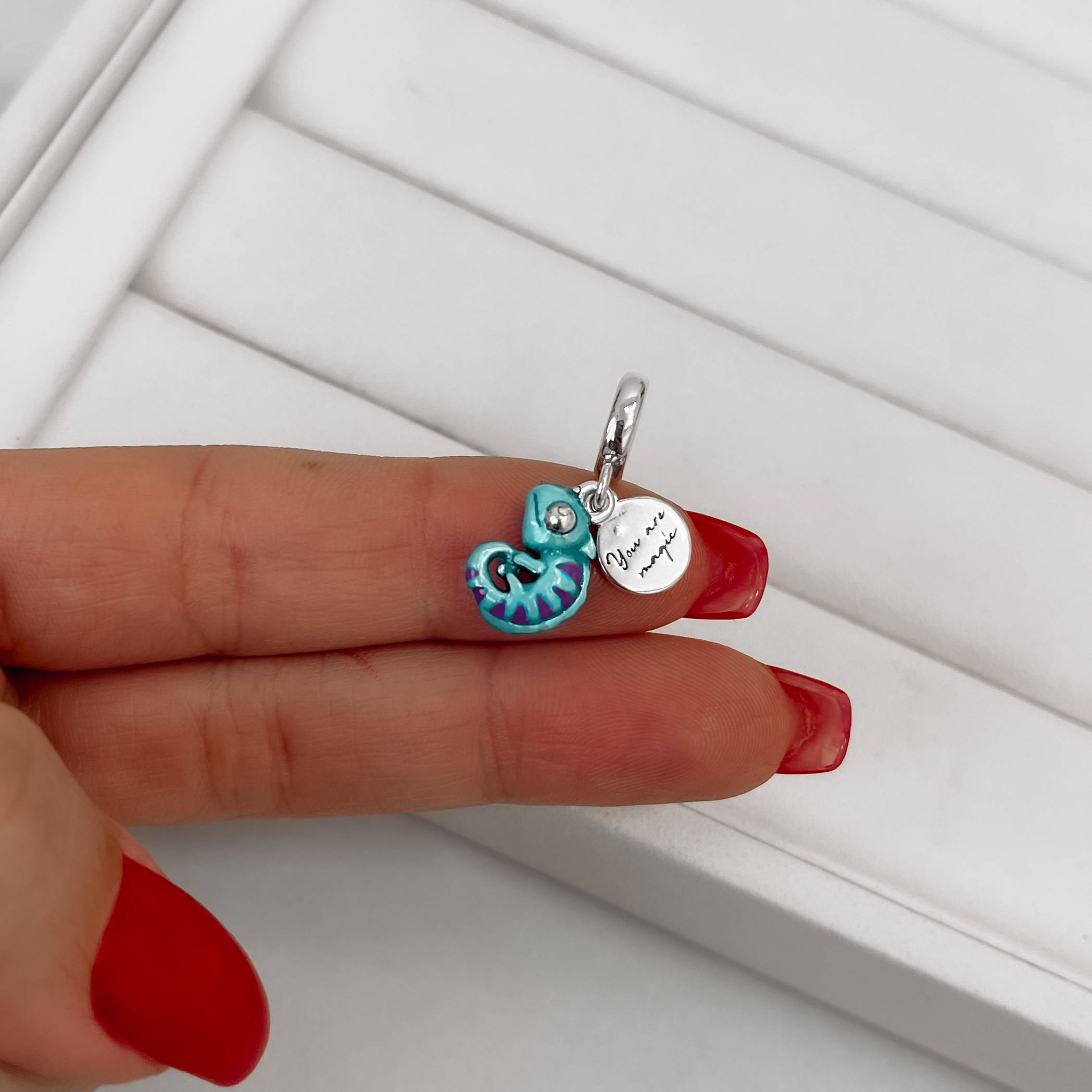 Imagem Secundária Berloque pingentes camaleão e placa escrito you are magic envelhecido