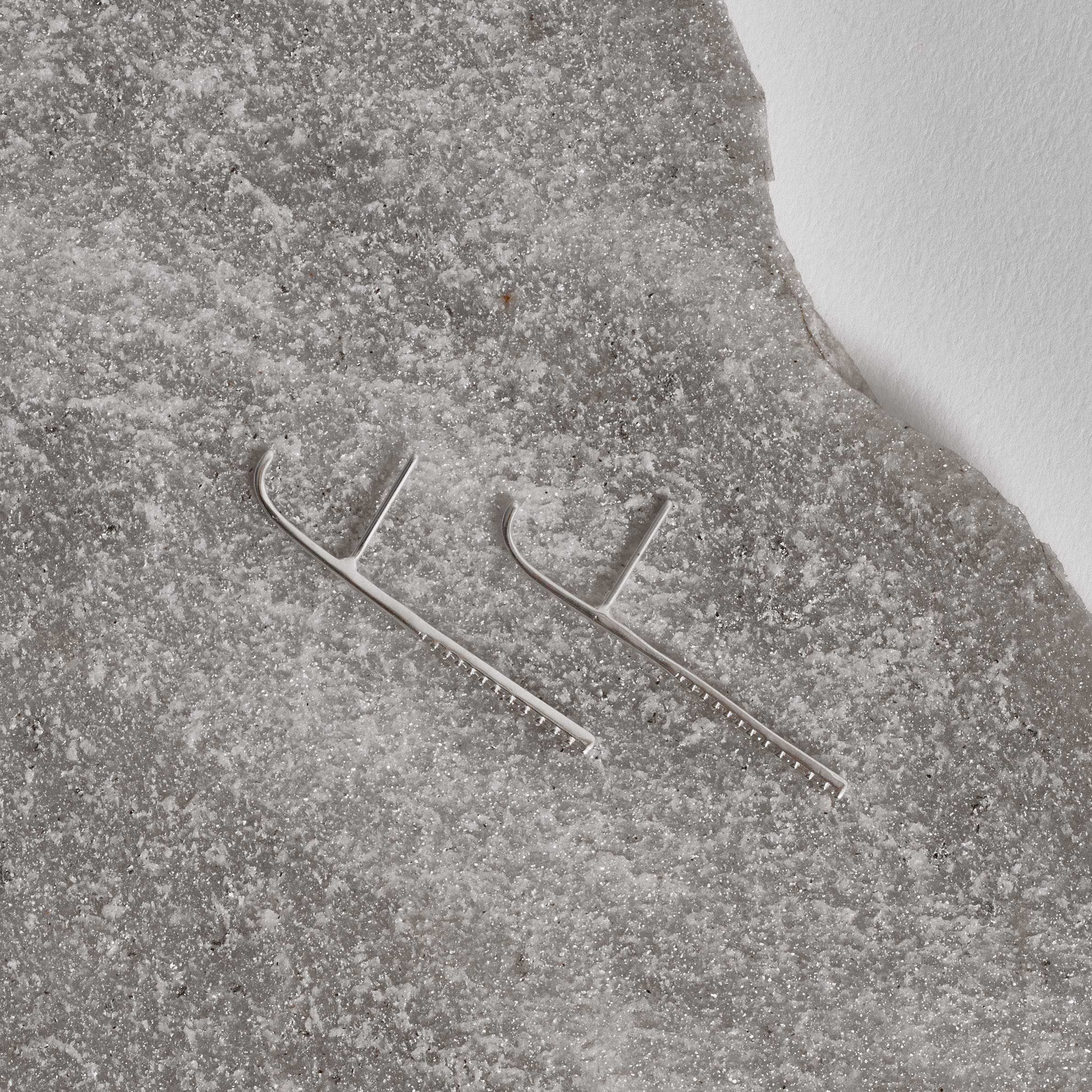 Imagem Secundária Brinco palito metade cravejado 36mm