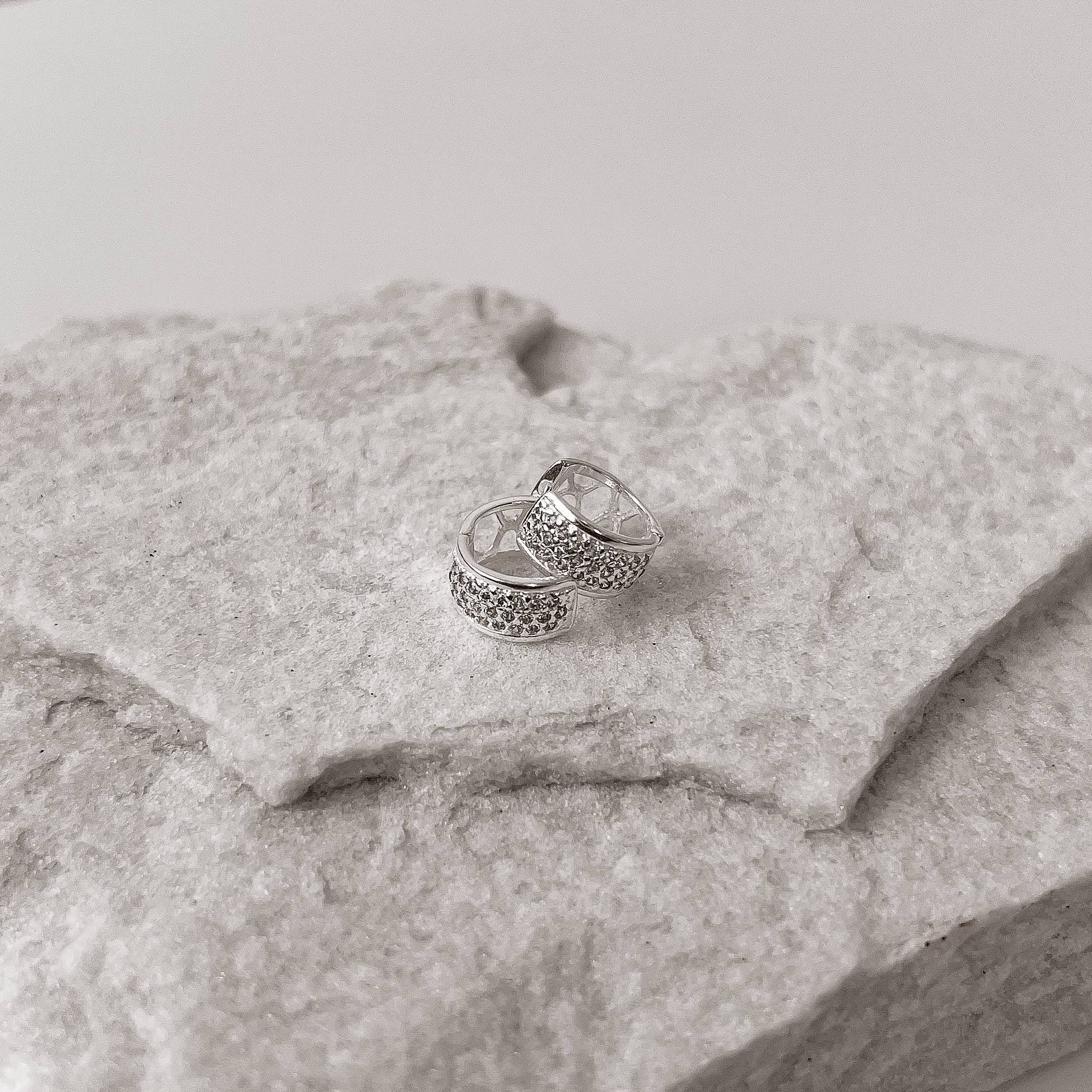 Imagem Argola click larga cravejada 9mm detalhe geométrico vazado