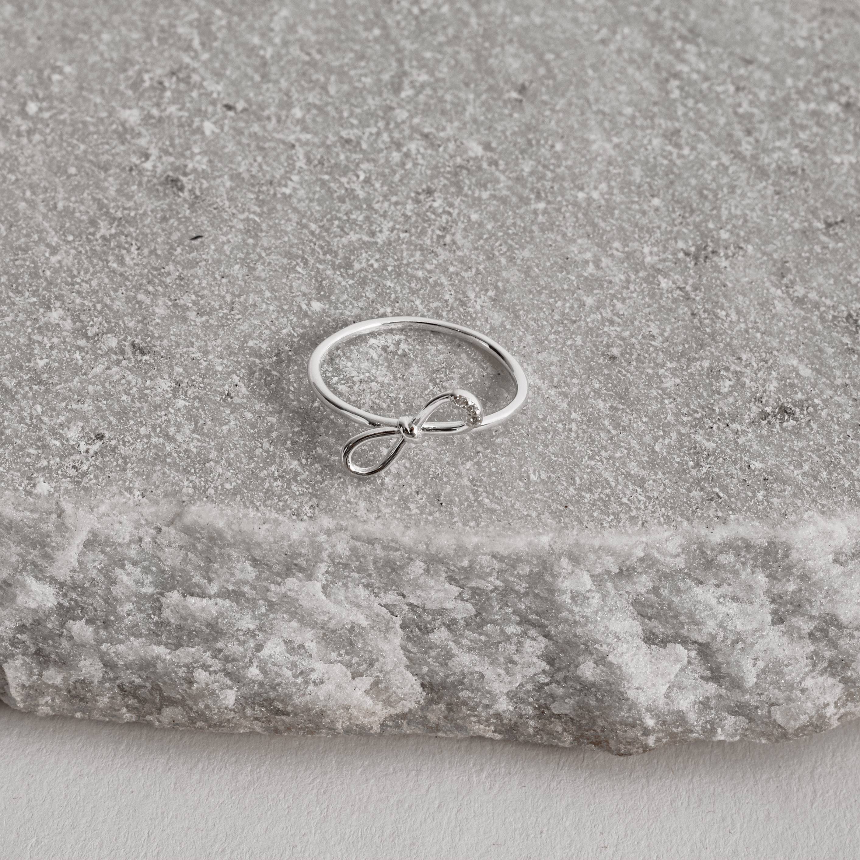 Anel laço detalhe cravejado