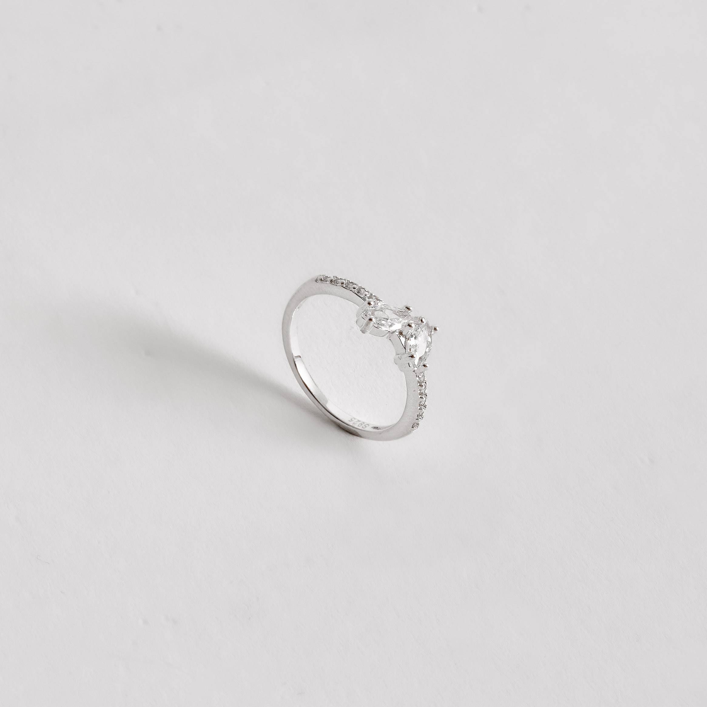 Anel meia aliança com zircônias navete