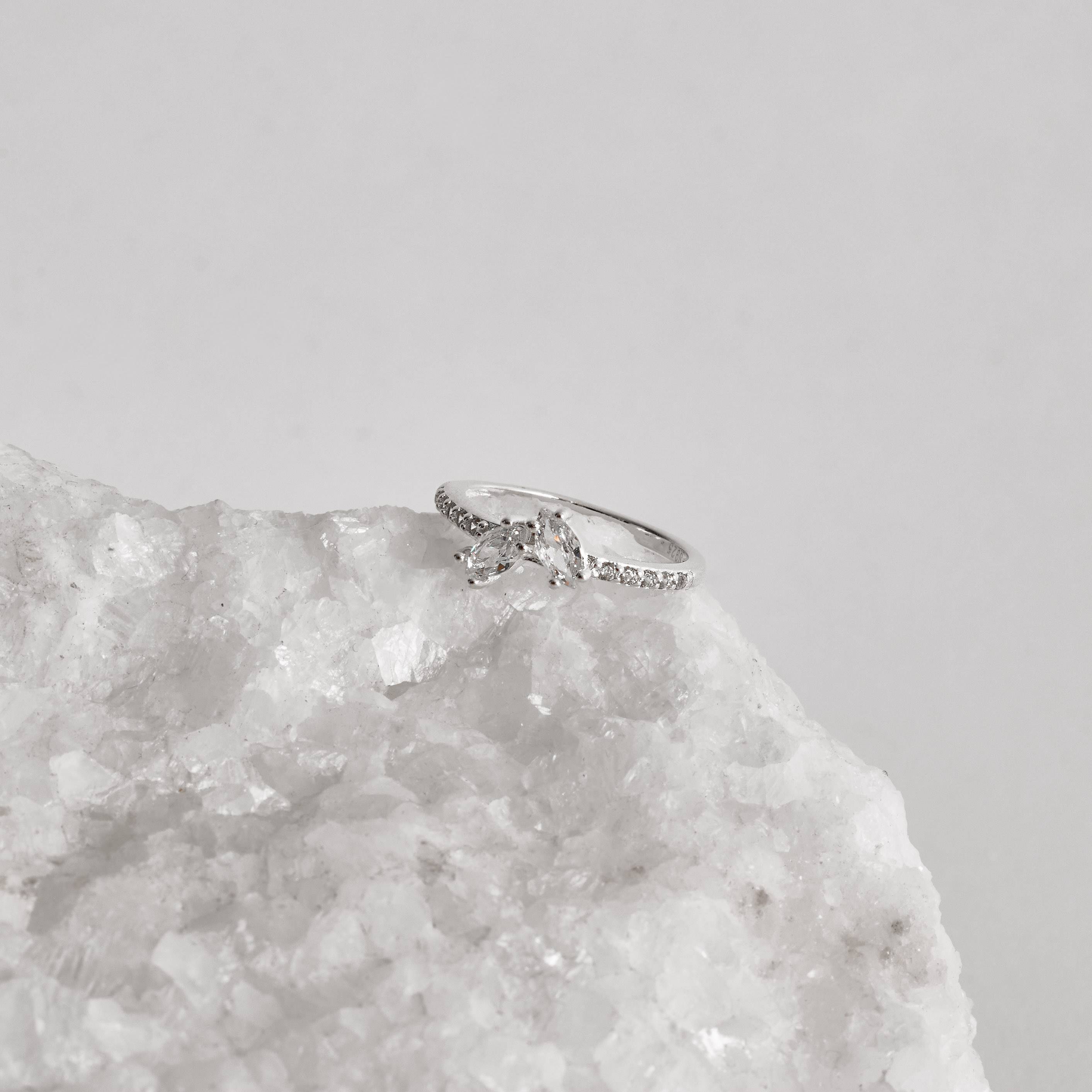 Imagem Secundária Anel meia aliança com zircônias navete