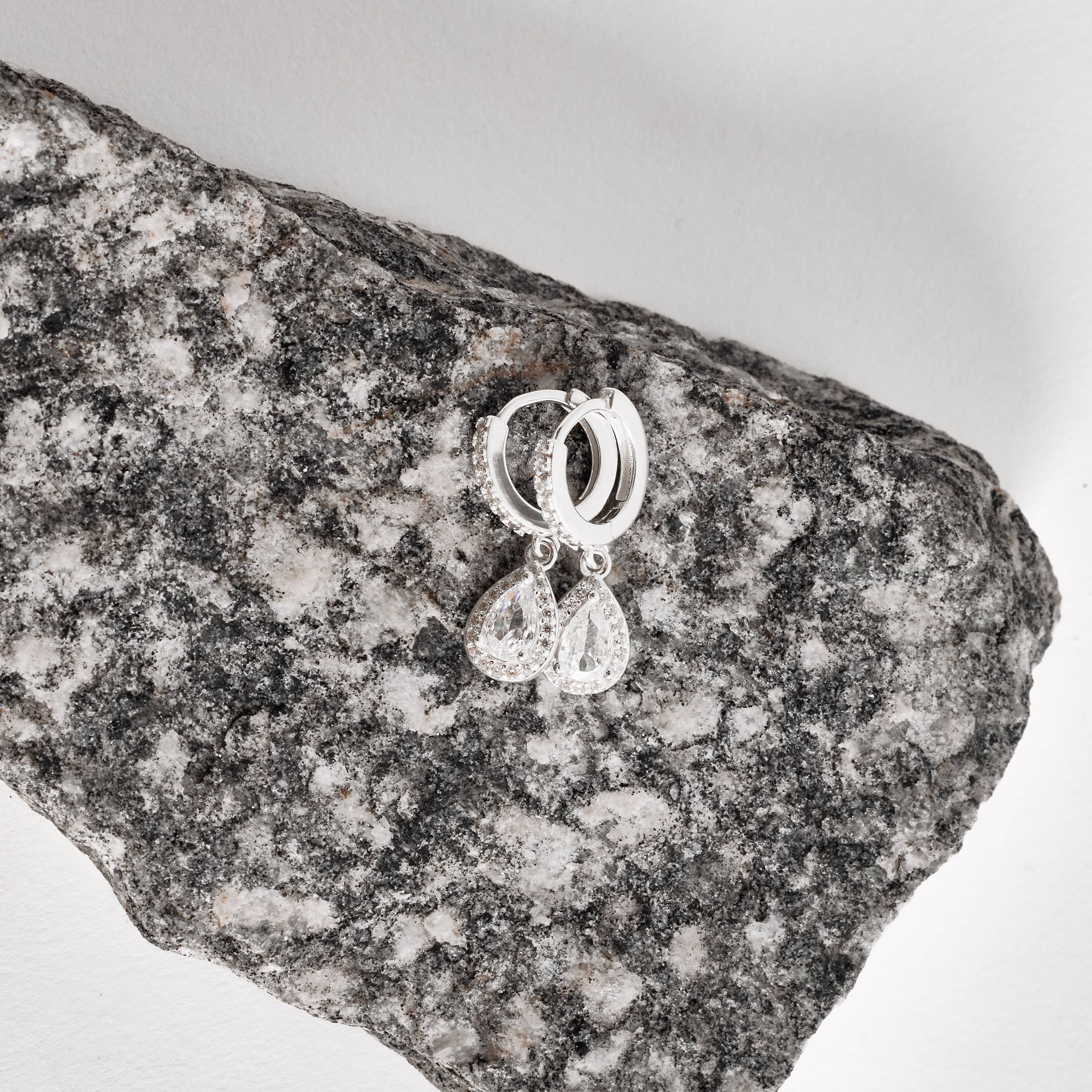 Imagem Argola click cravejada 11mm pingente zircônia gota cristal