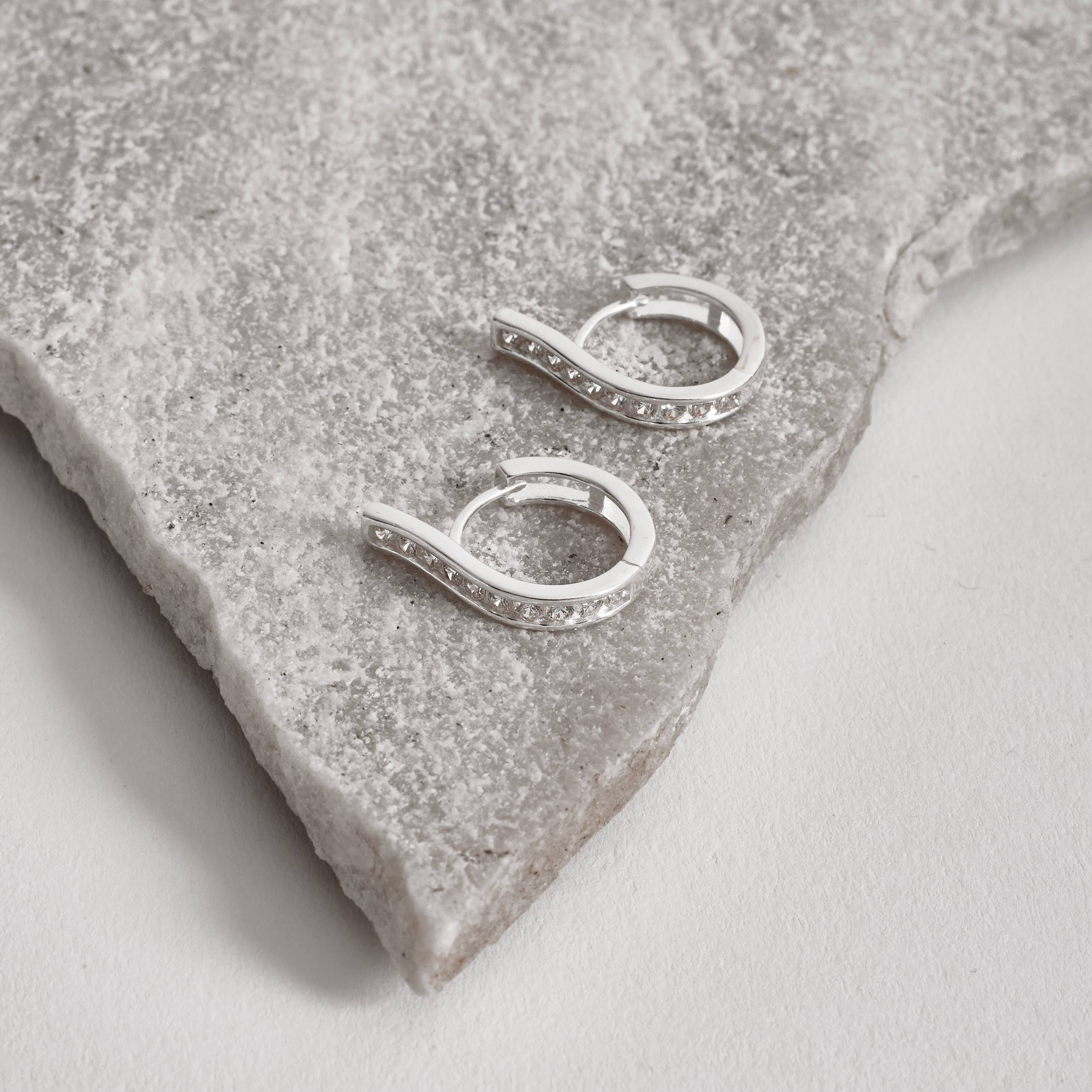 Imagem Secundária Argola click redonda palito cravejado 15mm detalhe vazado