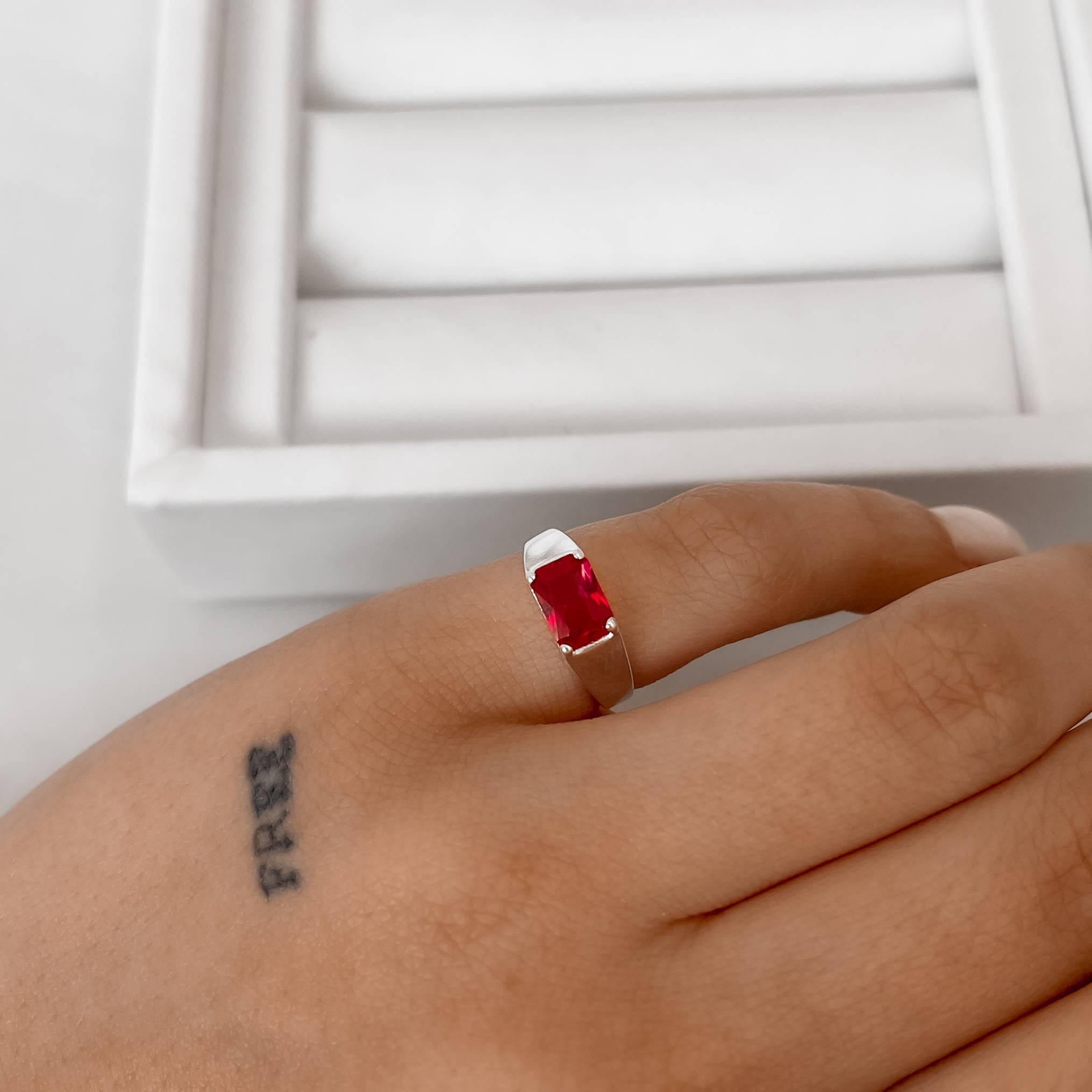 Imagem Secundária Anel zircônia retangular rubi dedinho