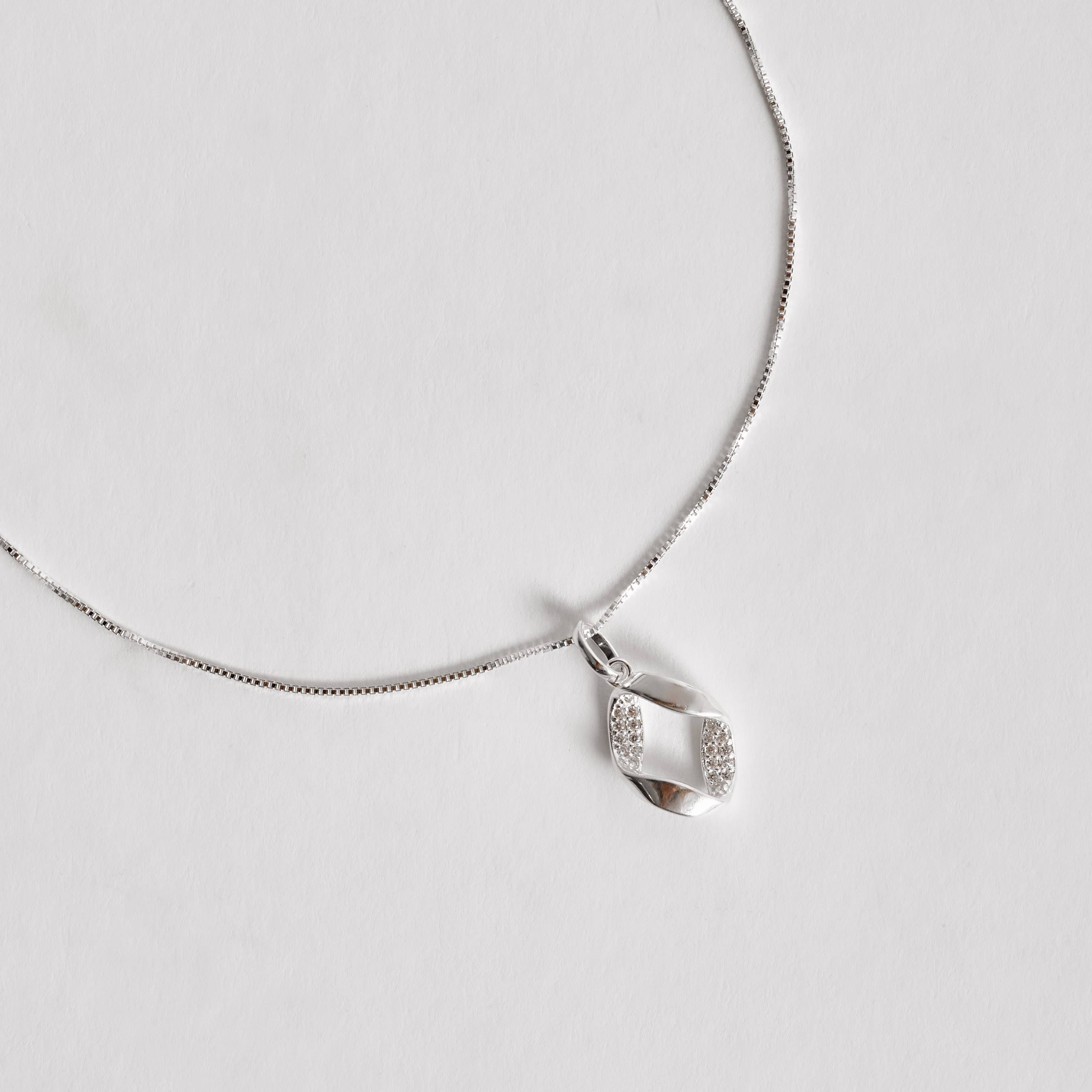 Imagem Secundária Colar pingente oval vazado com interior cravejado 13mm 45cm