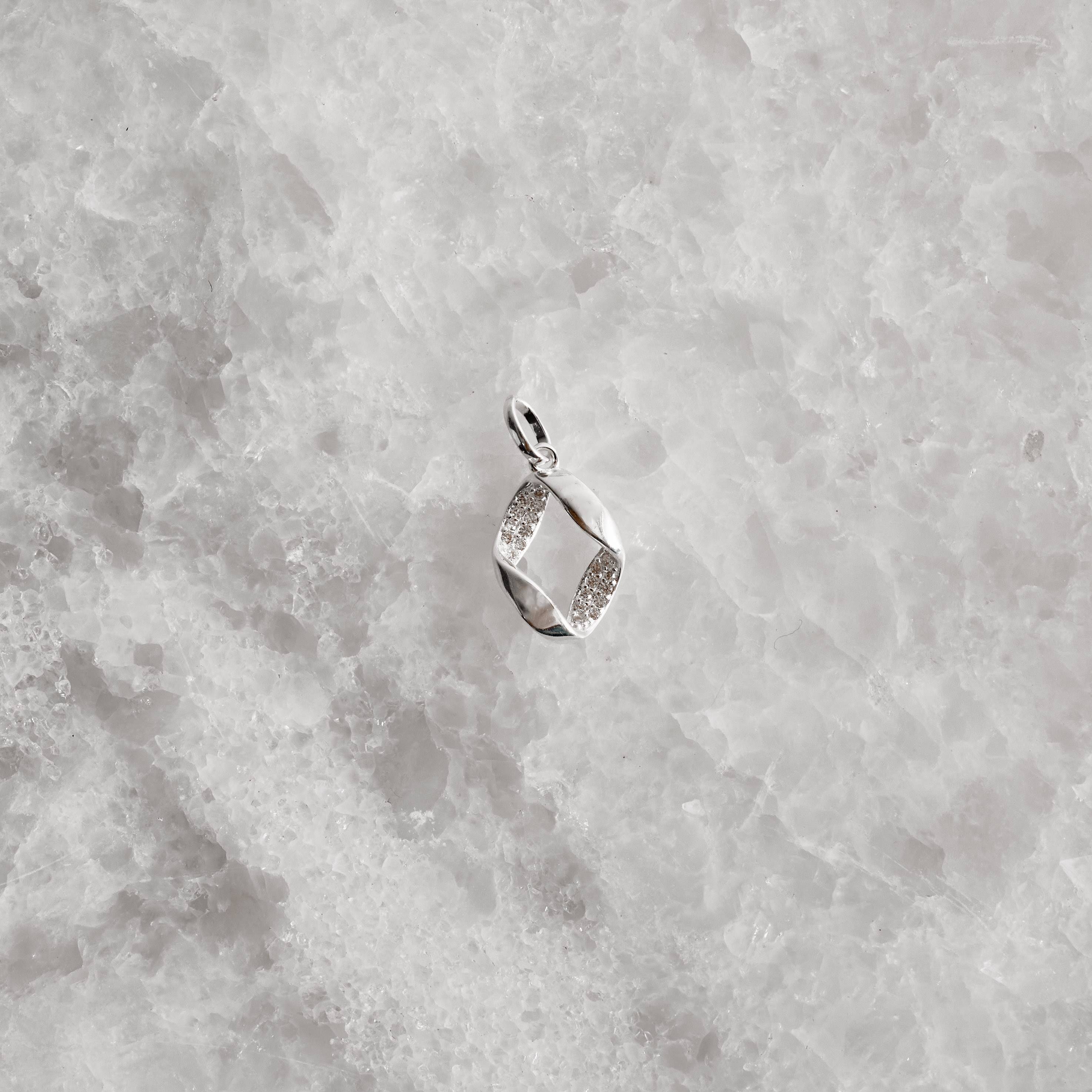 Imagem Pingente oval vazado com interior cravejado 13mm