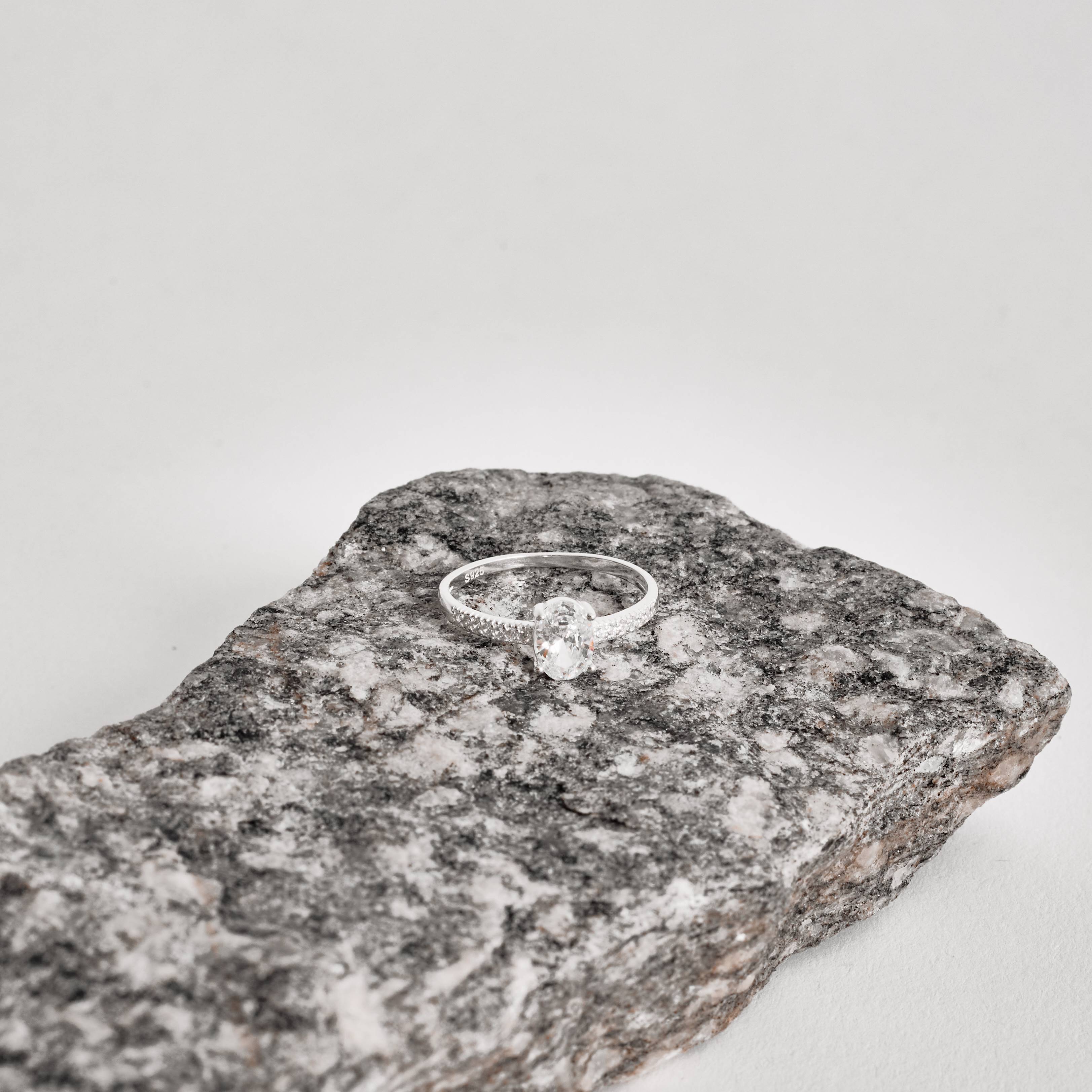 Imagem Anel meia aliança com zircônia oval 7mm