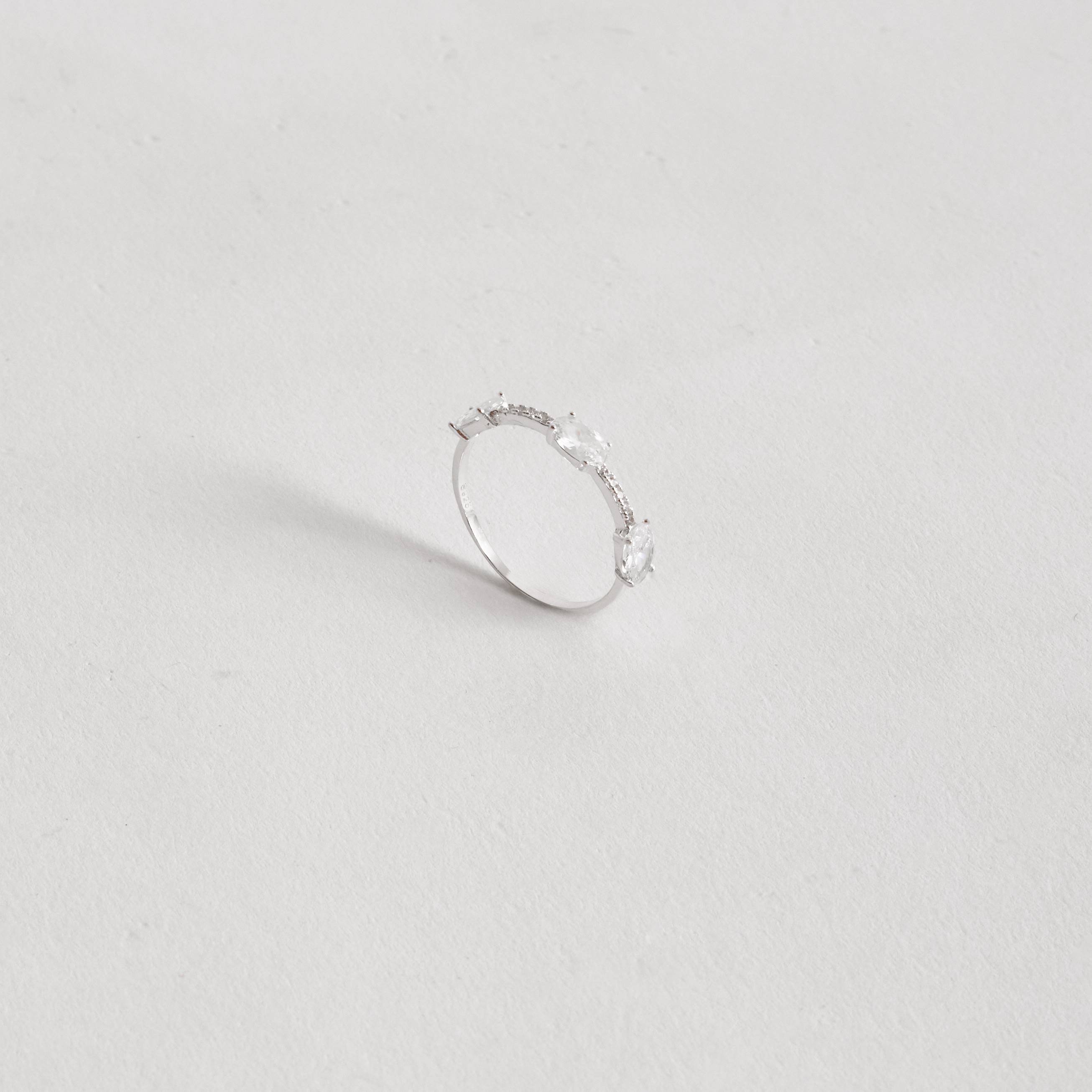 Imagem Anel zircônias ovais com cravejado