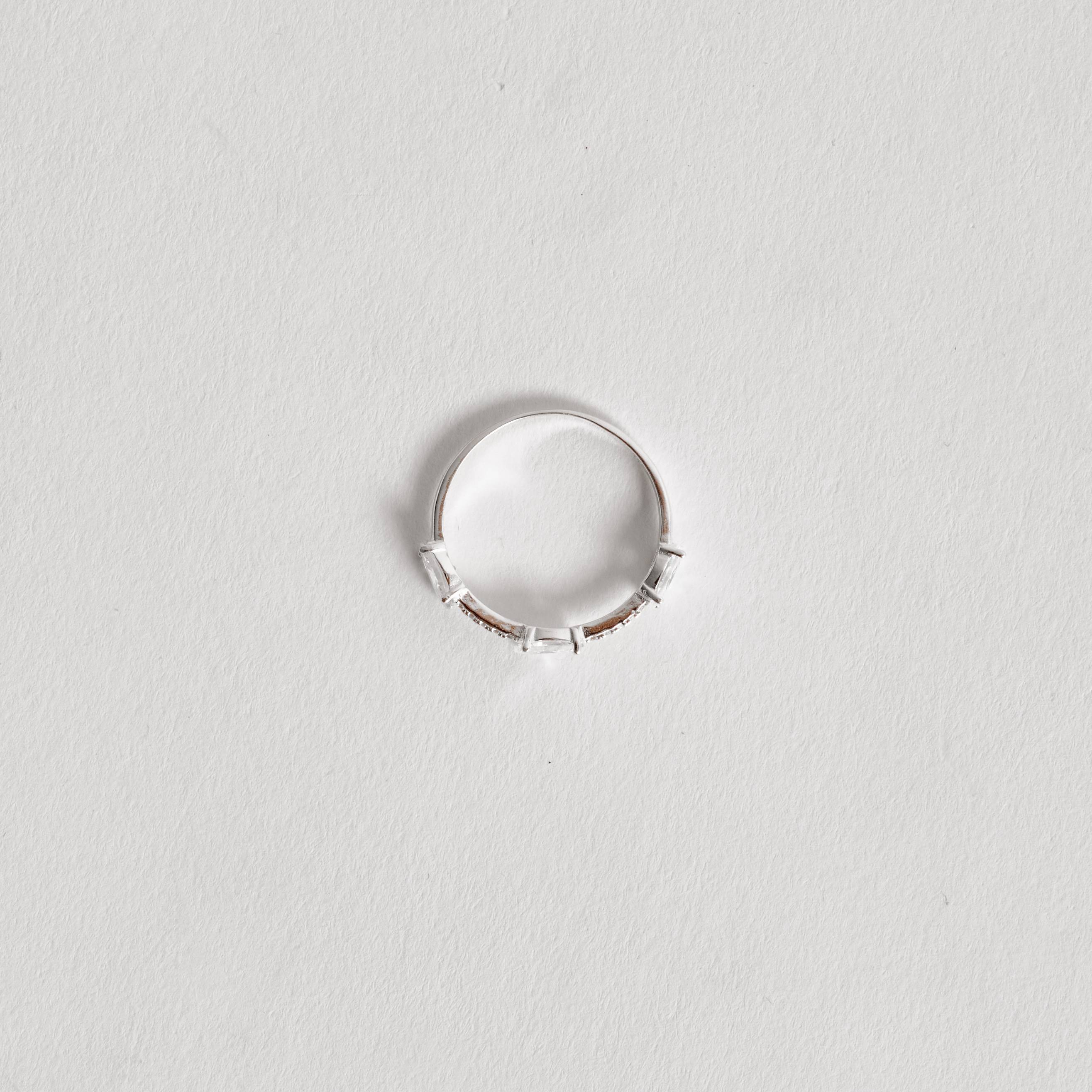 Imagem Secundária Anel zircônias ovais com cravejado