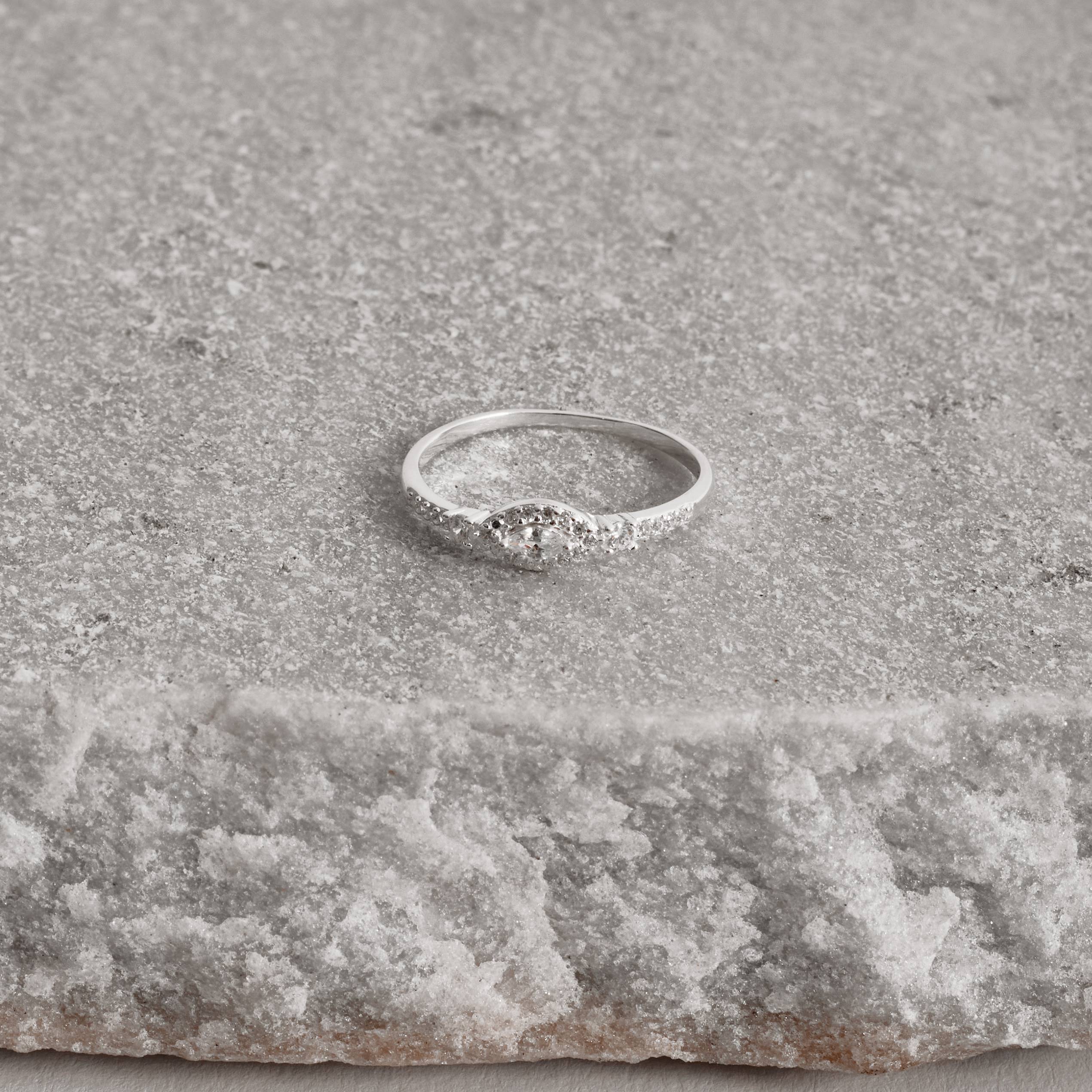 Anel zircônia navete com cravejado na lateral