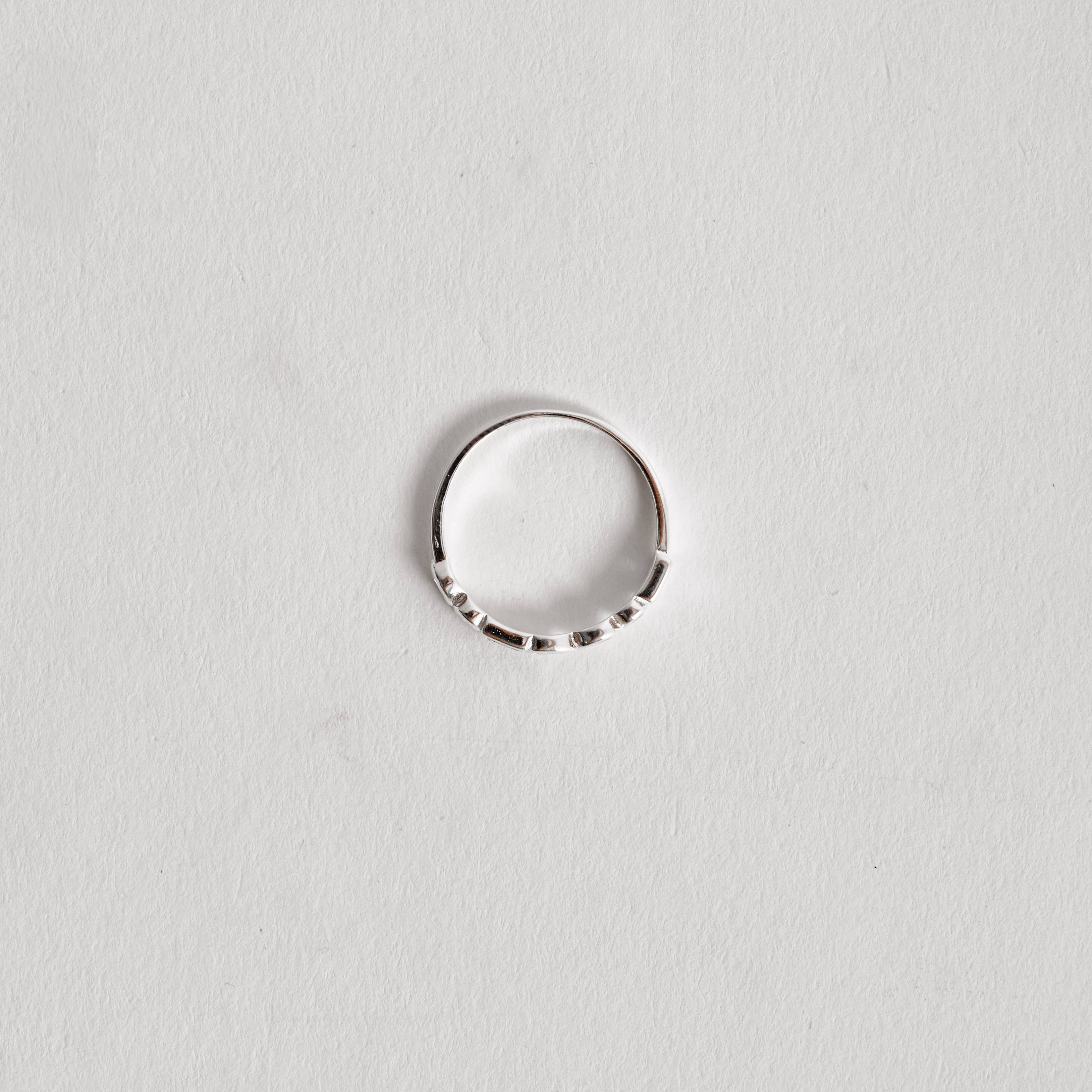 Imagem Secundária Anel meia aliança zircônias navete, redonda, retangular e gota