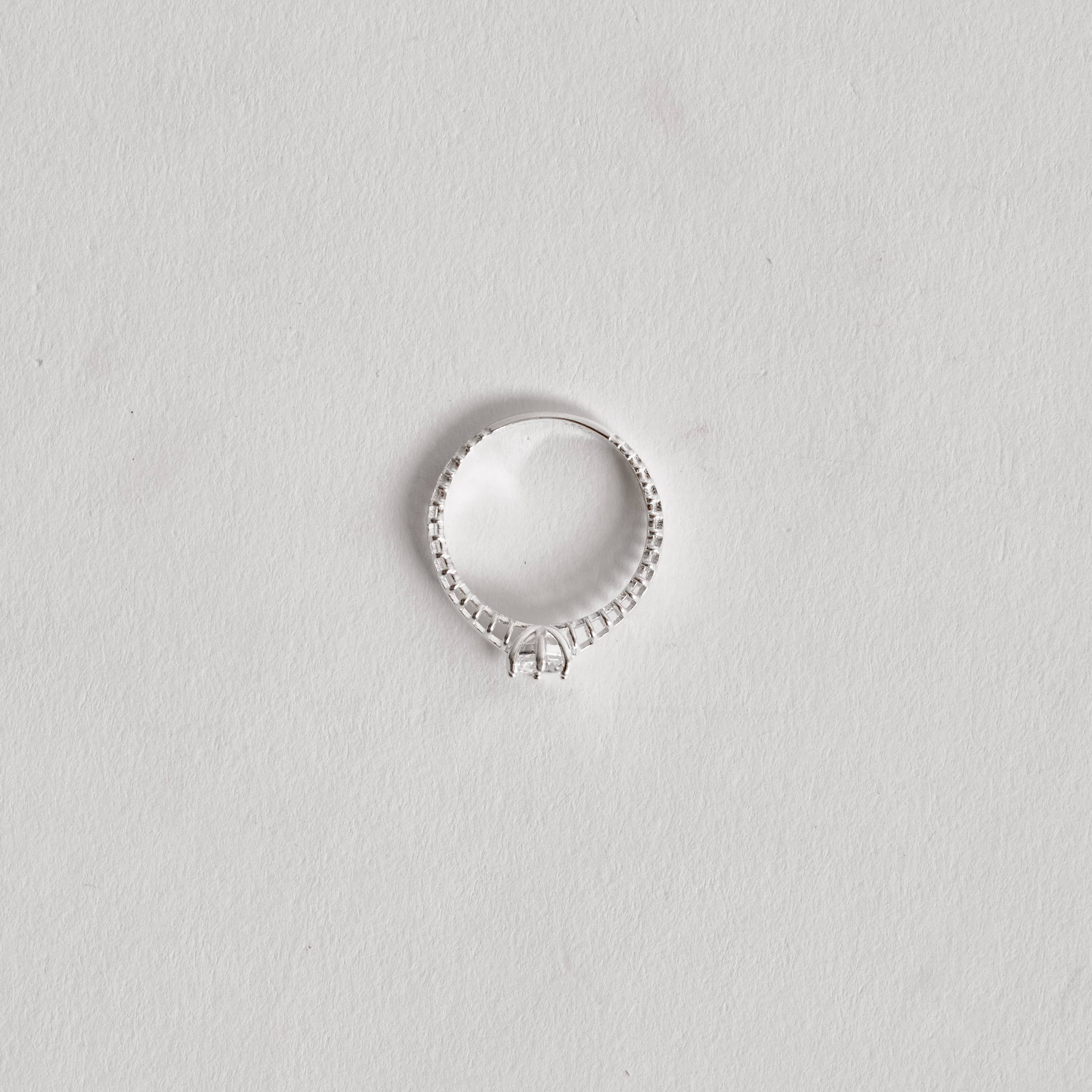 Imagem Secundária Anel solitário 5mm detalhe vazado na lateral