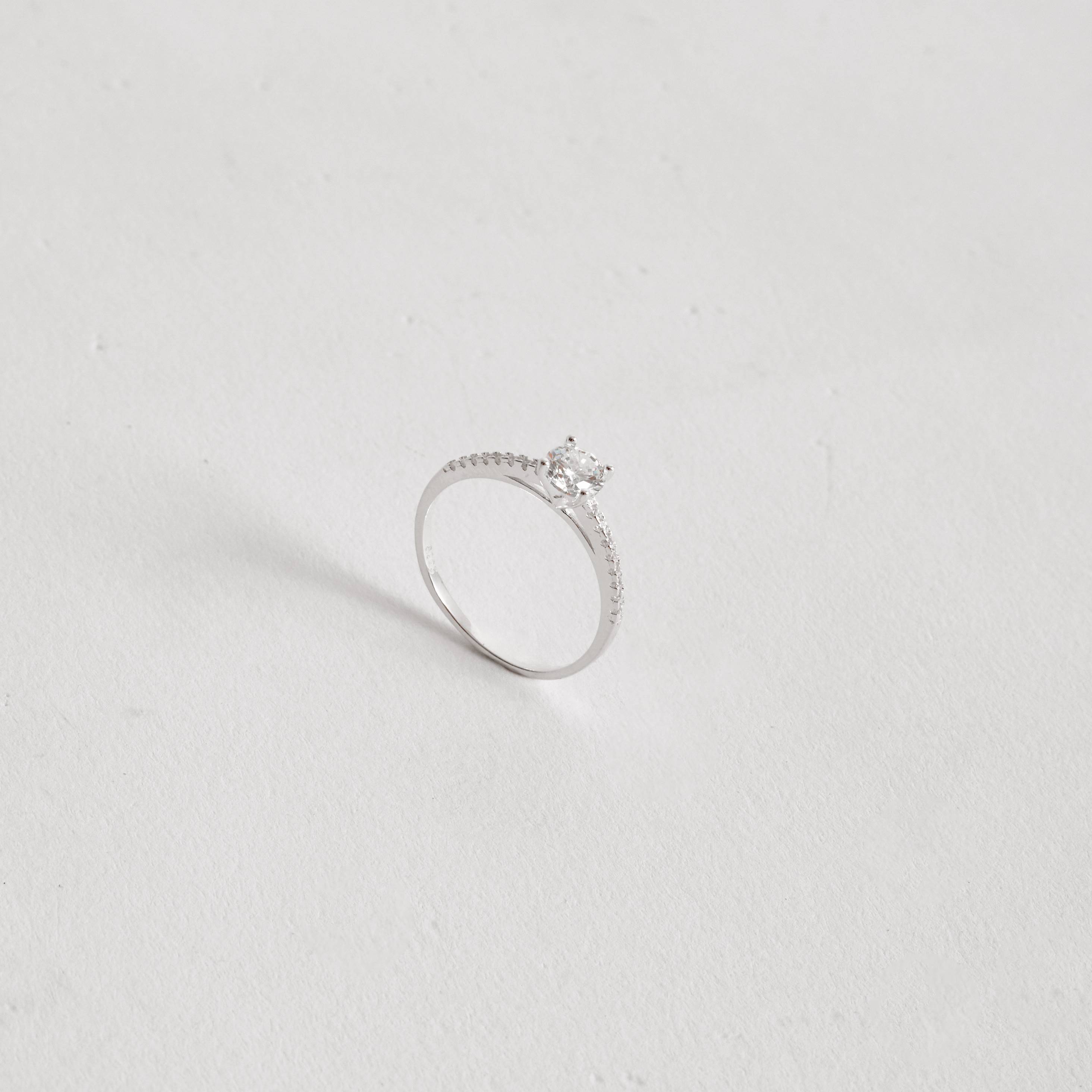 Imagem Anel meia aliança com solitário 5mm 