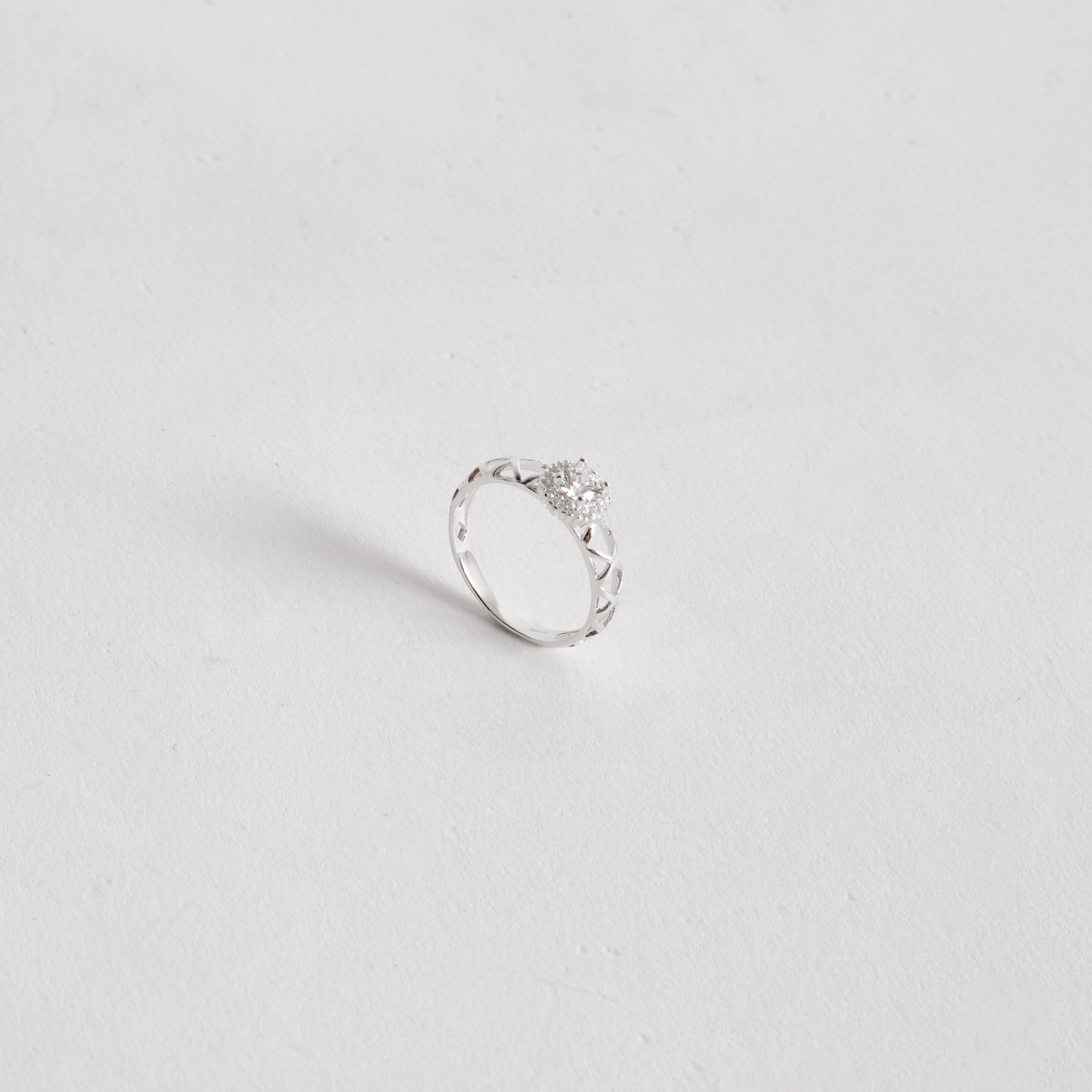 Imagem Secundária Anel zircônia redonda com cravejado e vazado na lateral