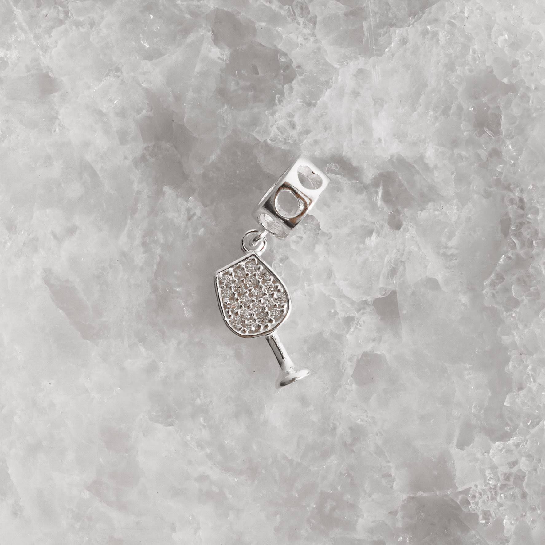 Imagem Berloque pingente taça cravejada elo corações vazados 12mm