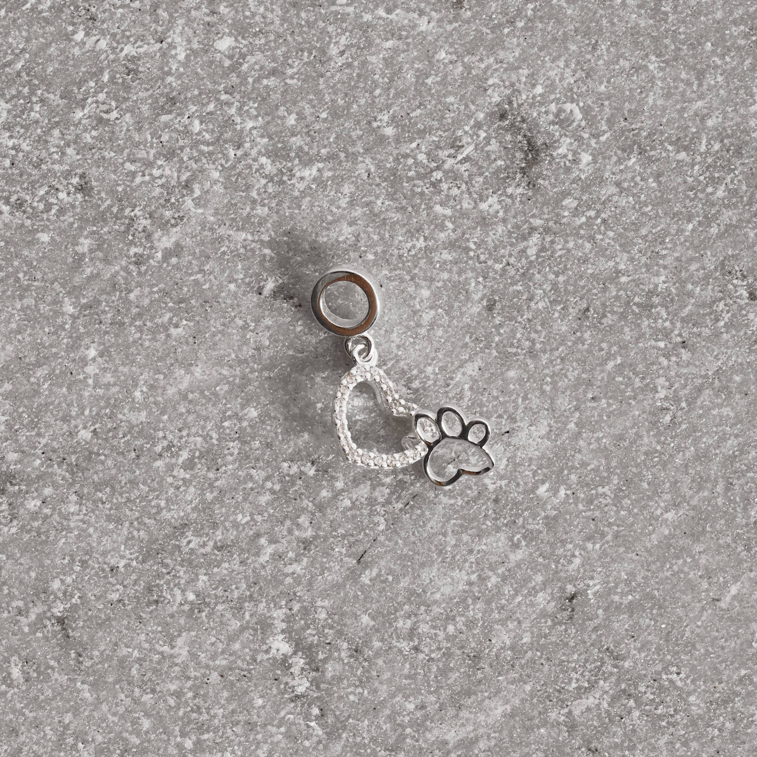 Imagem Secundária Berloque pingentes coração vazado cravejado e pata