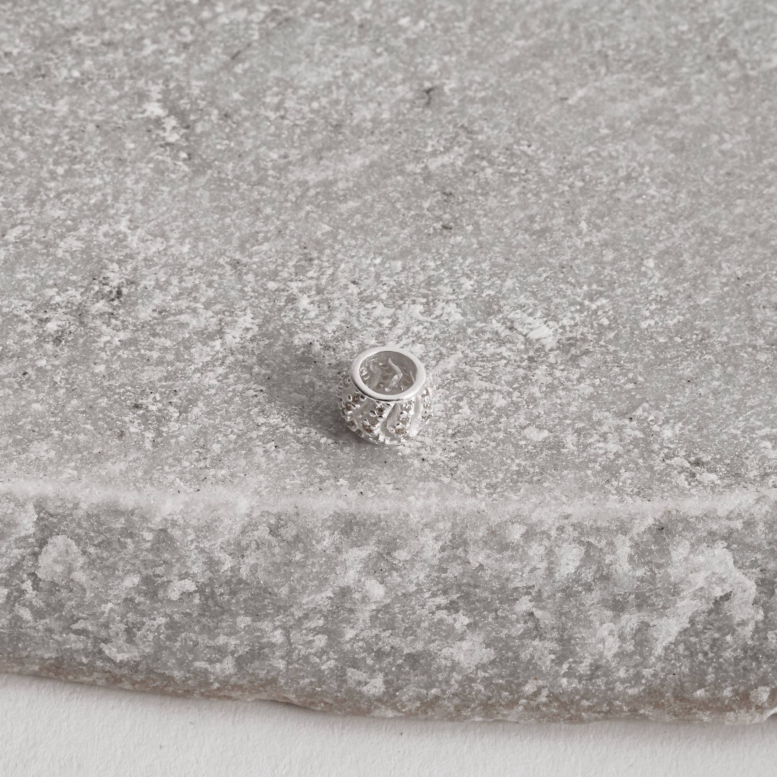 Imagem Secundária Berloque separador vazado cravejado 8mm