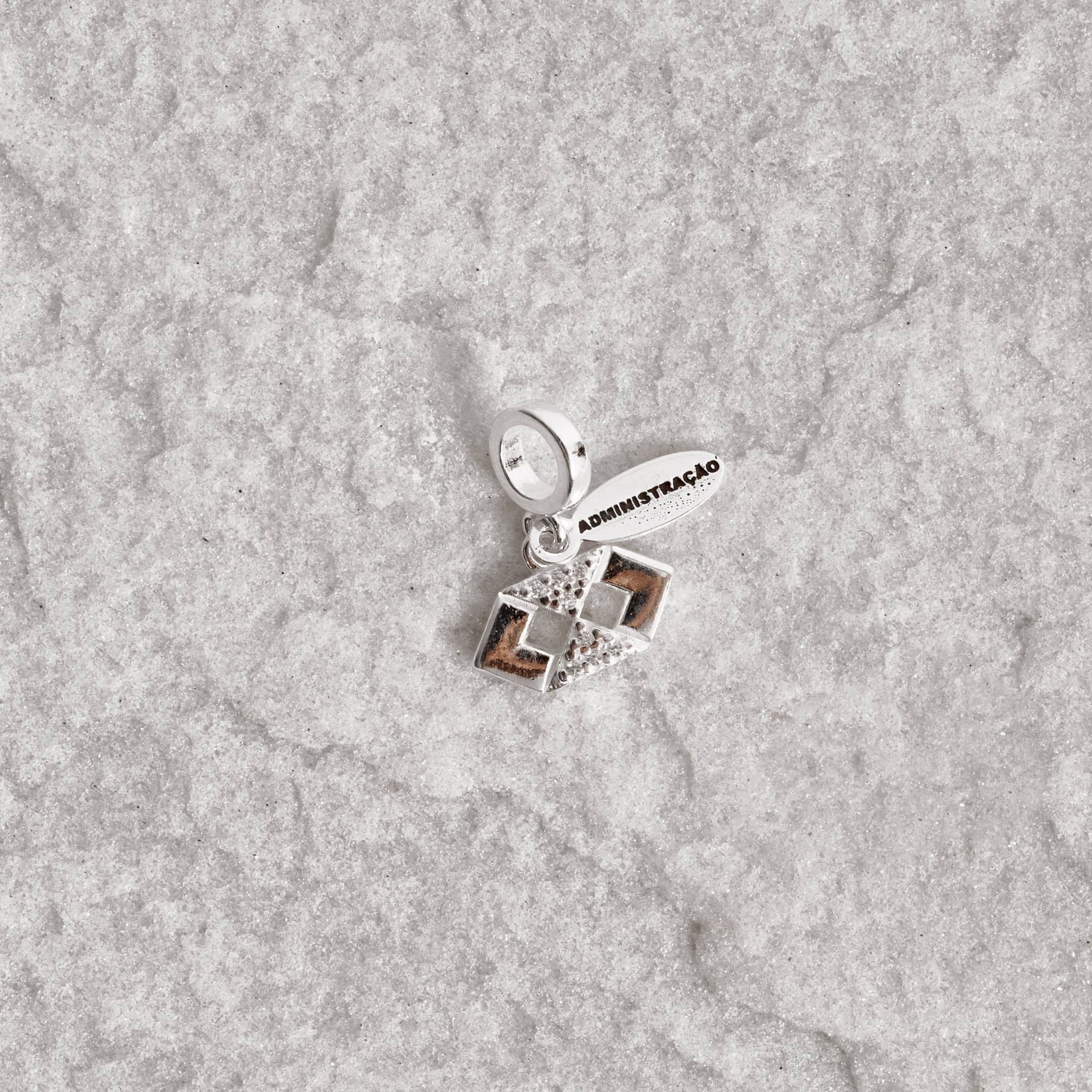 Imagem Secundária Berloque pingente placa Administração com símbolo cravejado 12mm