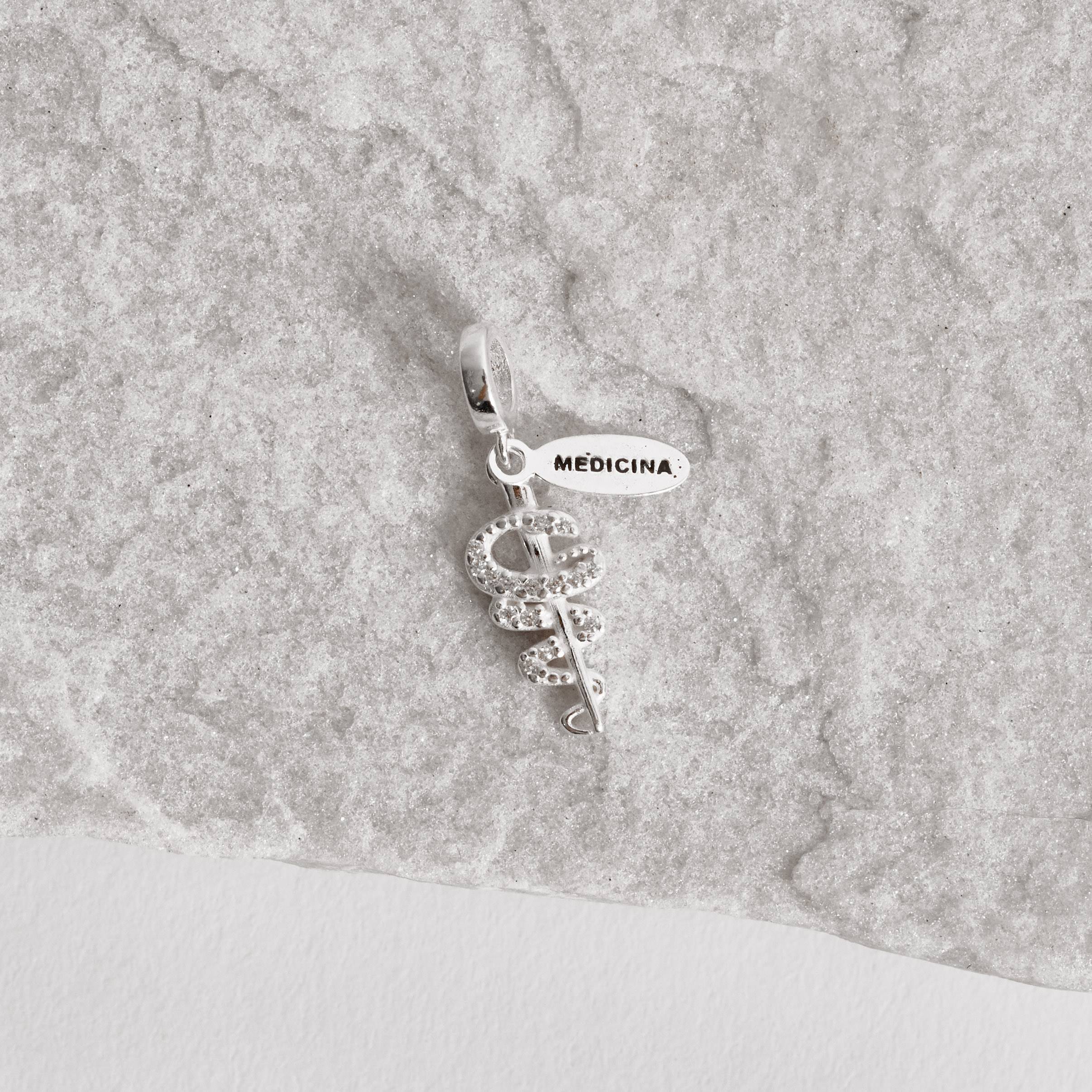 Imagem Secundária Berloque pingente placa Medicina com símbolo cravejado 15mm
