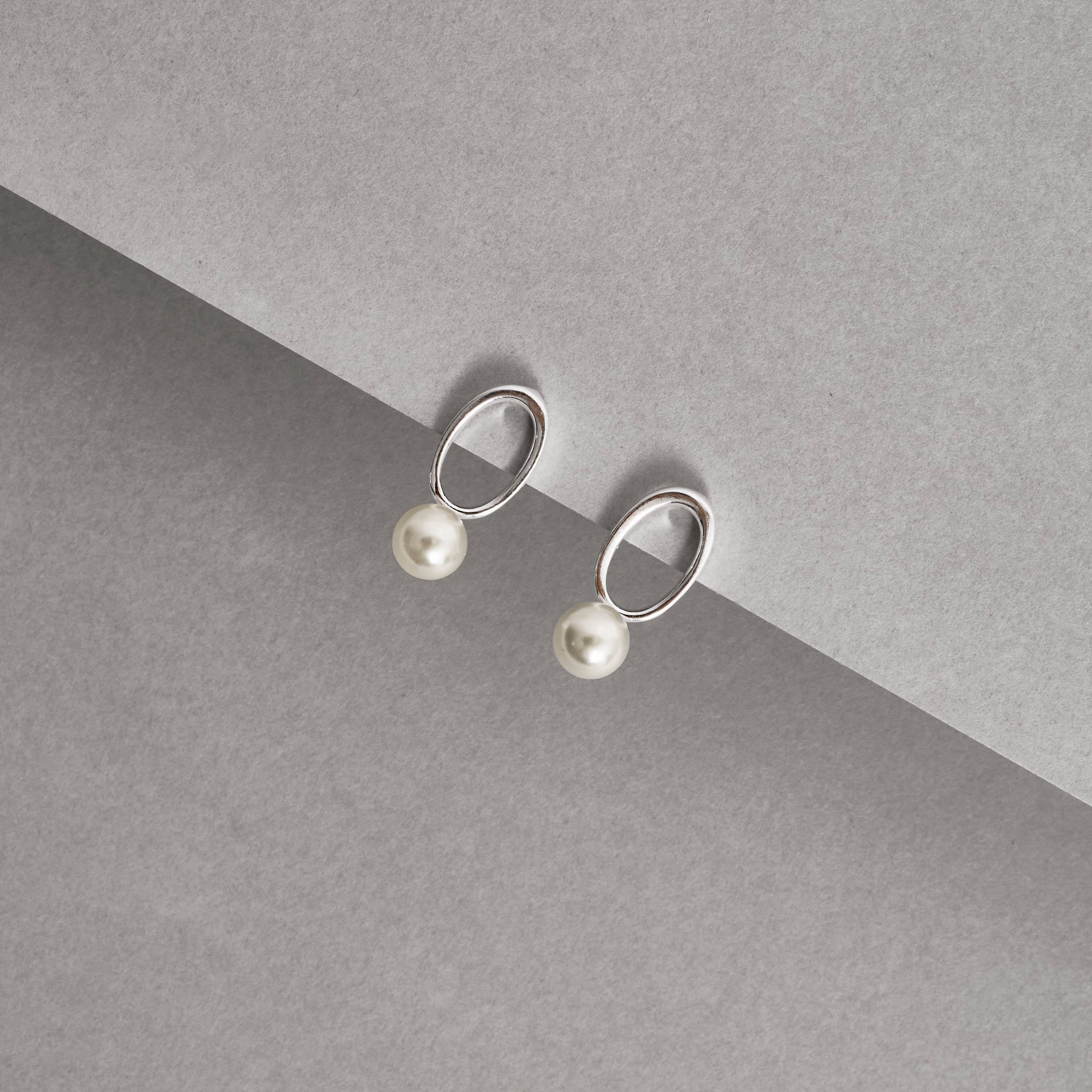 Imagem Brinco oval vazado com pérola 17mm