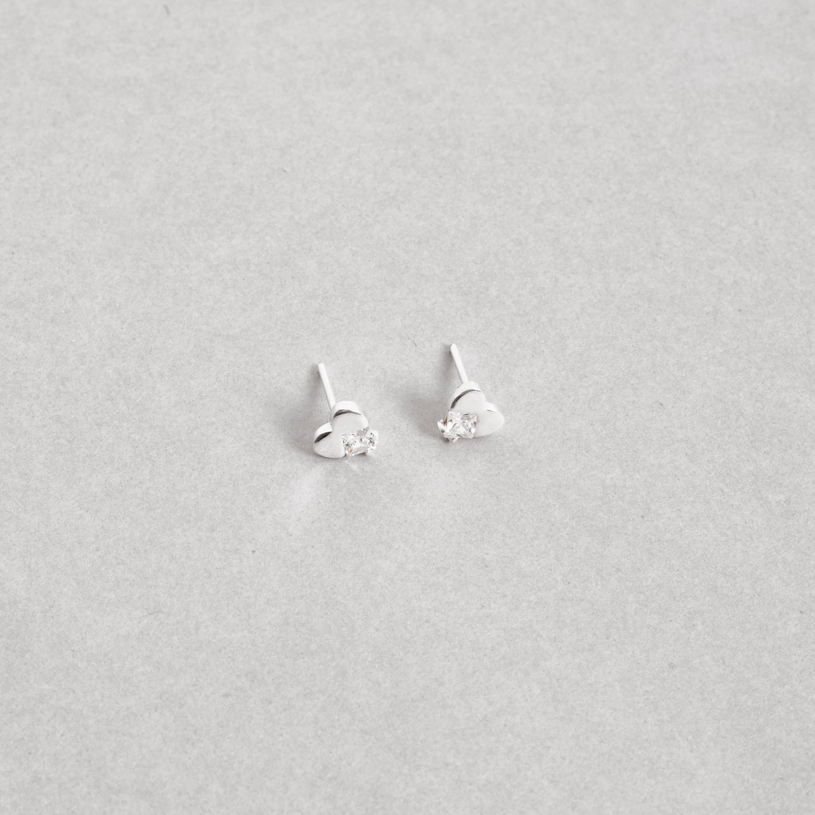 Imagem Secundária Brinco coração com zircônia losango 6mm