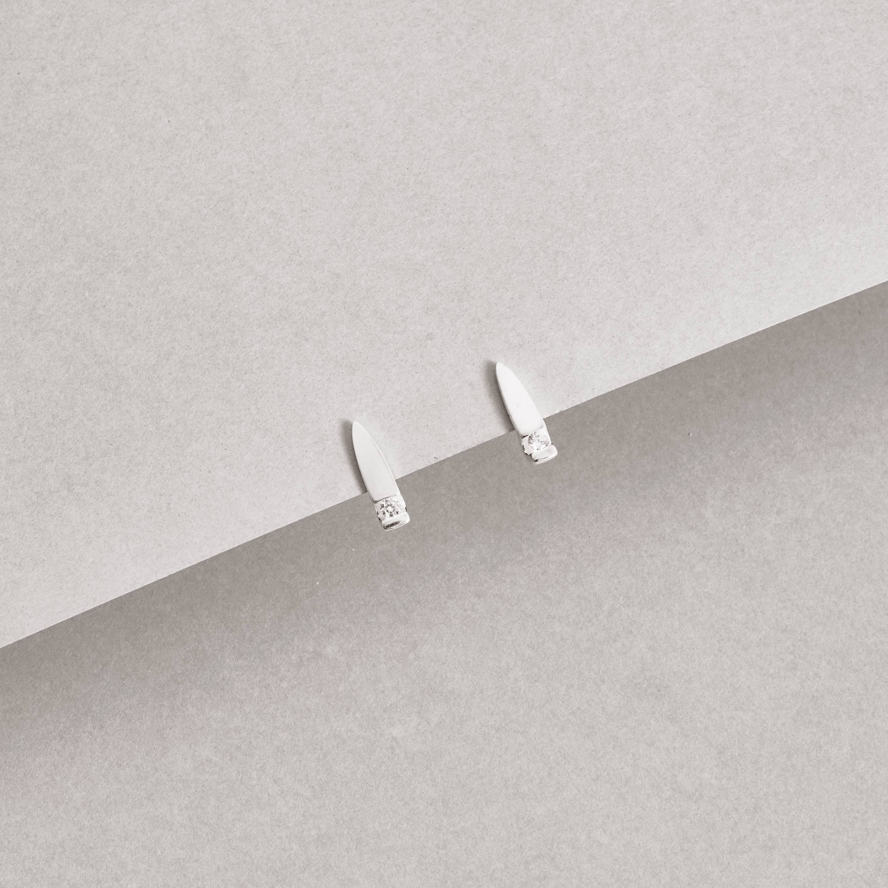 Brinco pontudo com zircônia 16mm