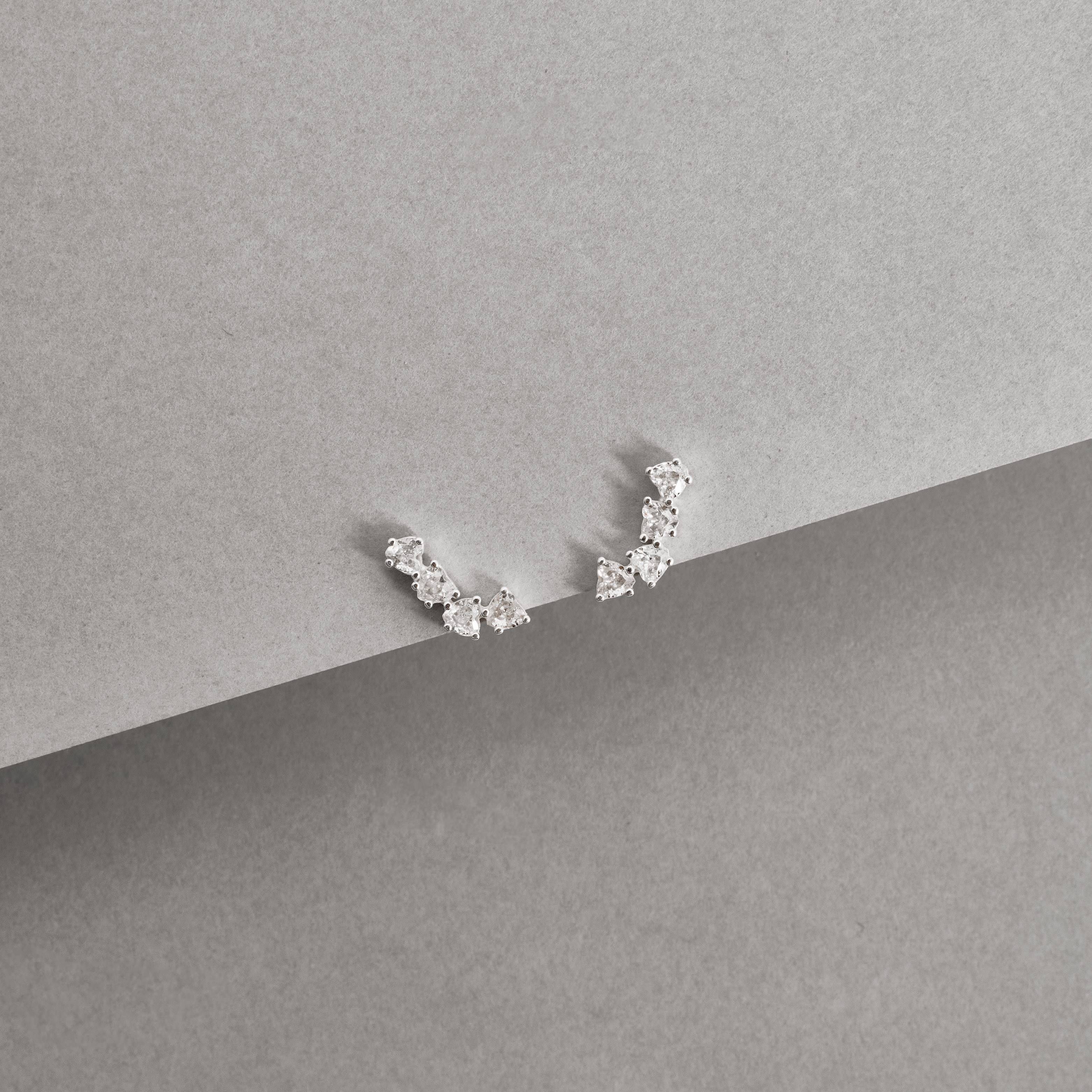 Imagem Brinco curva com zircônias coração 13mm