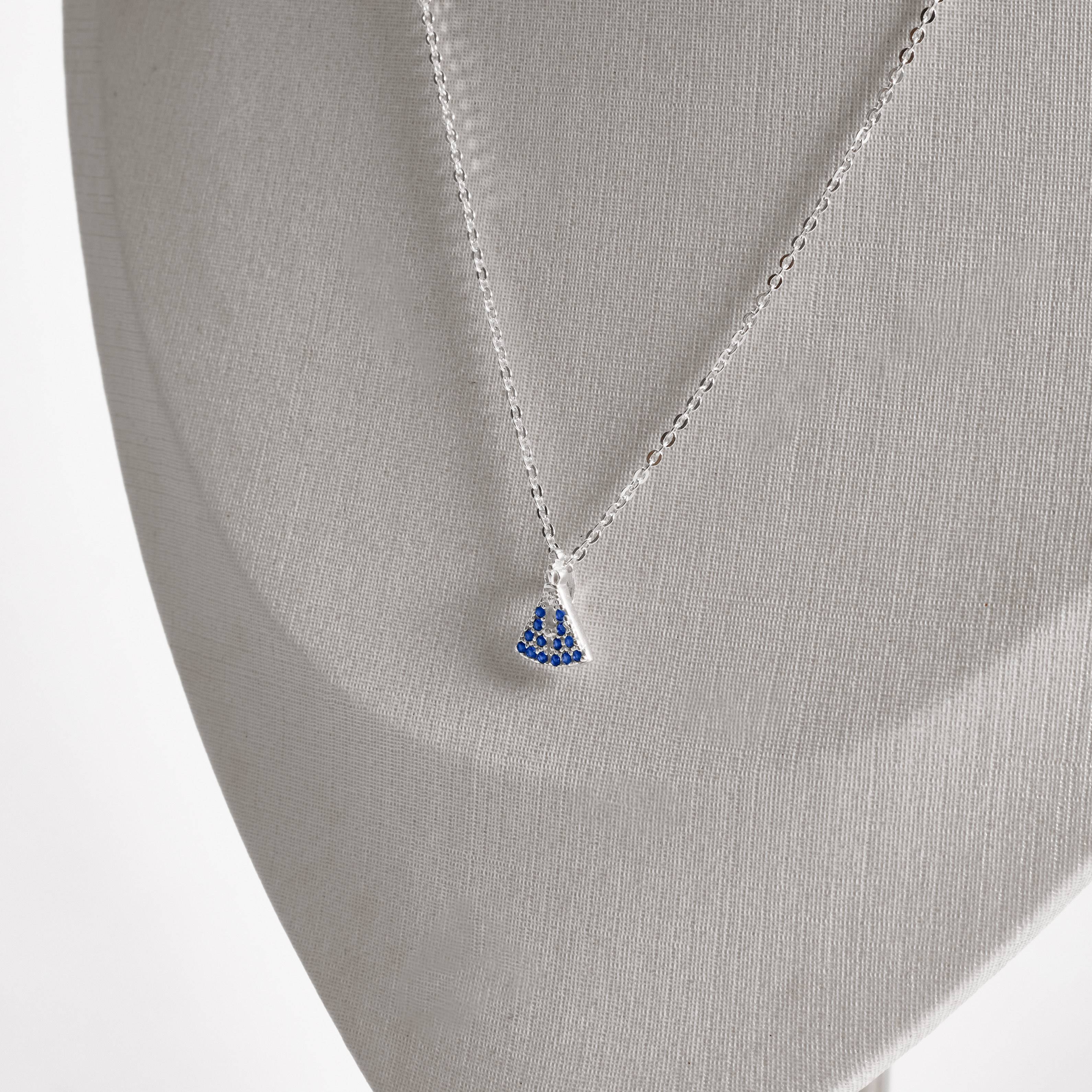 Imagem Colar Nsa. Sra. Aparecida cravejada azul 10mm corrente cadeadinho 40cm